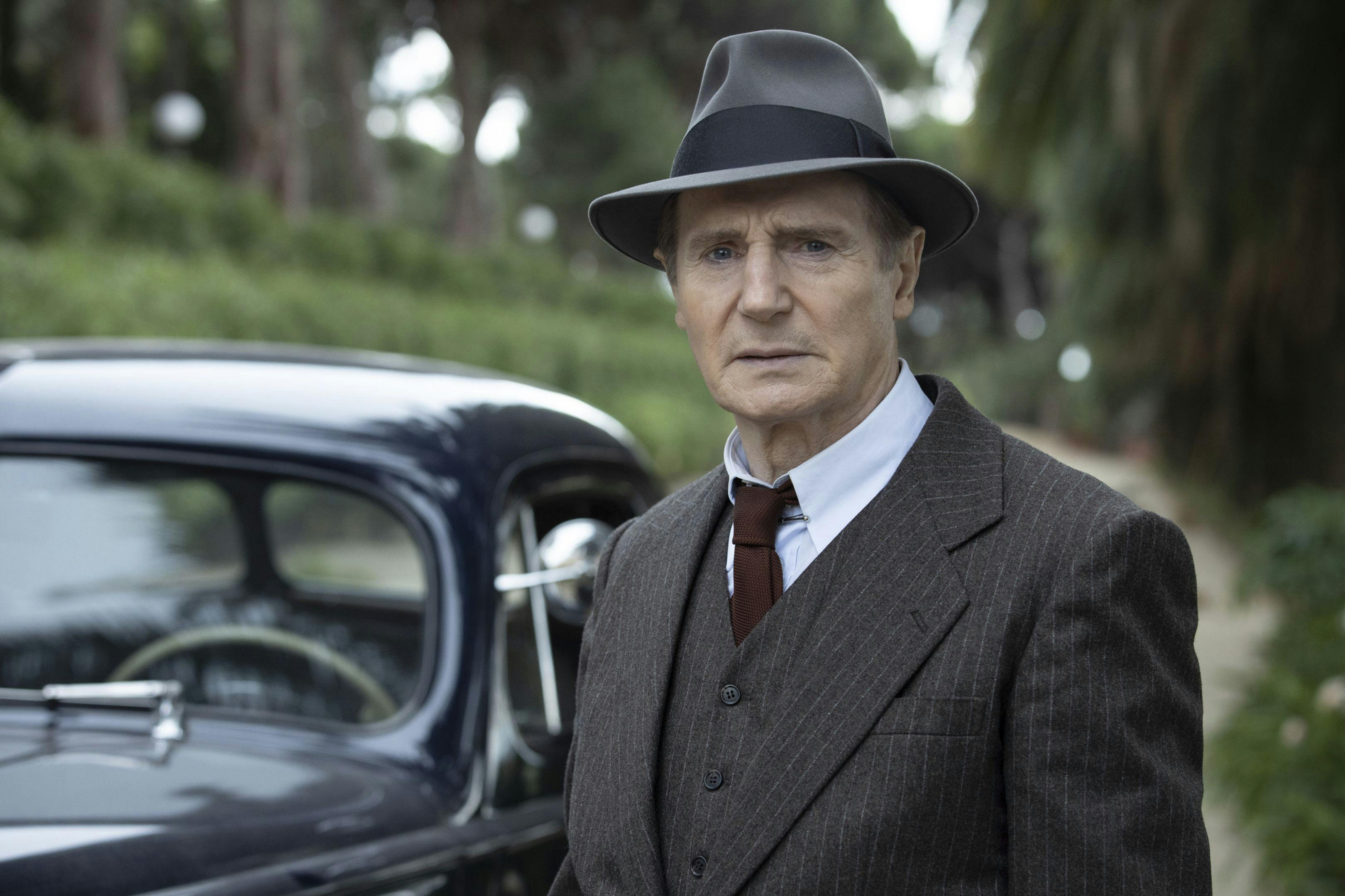 El actor Liam Neeson, en una imagen promocional de la película 'Marlowe', dirigida por Neil Jordan