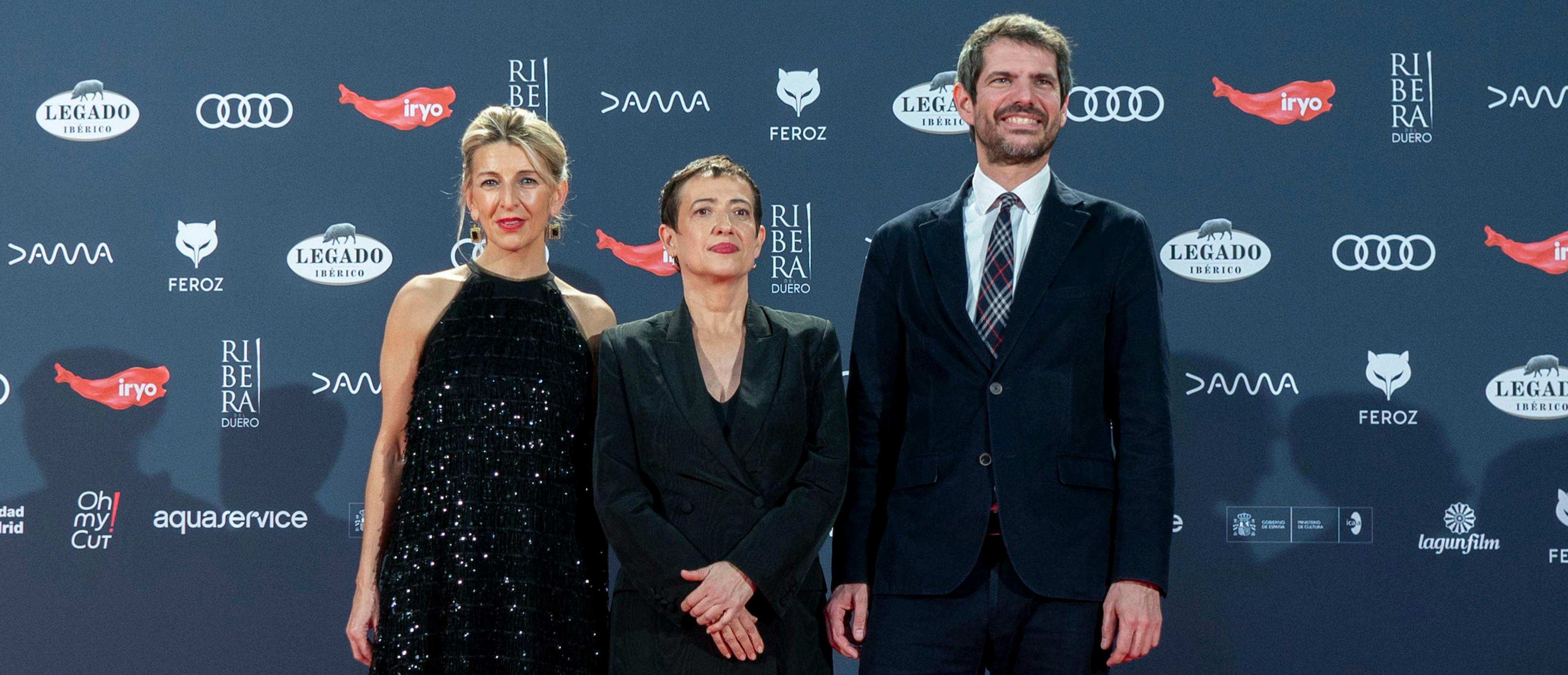 La vicepresidenta Yolanda Díaz, la presidenta de AICE María Guerra y el ministro de Cultura, Ernest Urtasun, en los Premios Feroz 2024