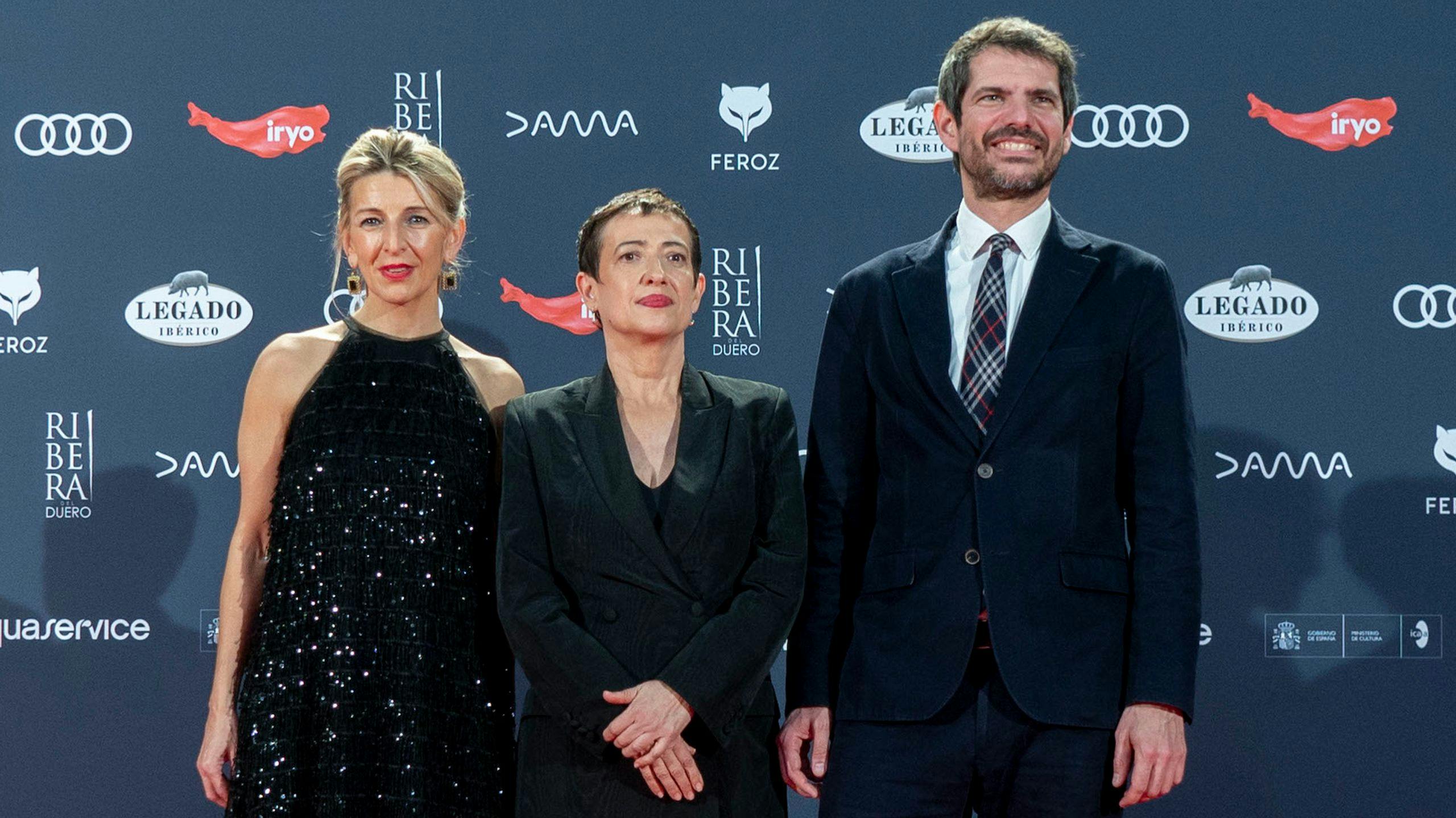 La vicepresidenta segunda del Gobierno, Yolanda Díaz, la presidenta de AICE, María Guerra, y el ministro de Cultura, Ernest Urtasun, en los Premios Feroz 2024
