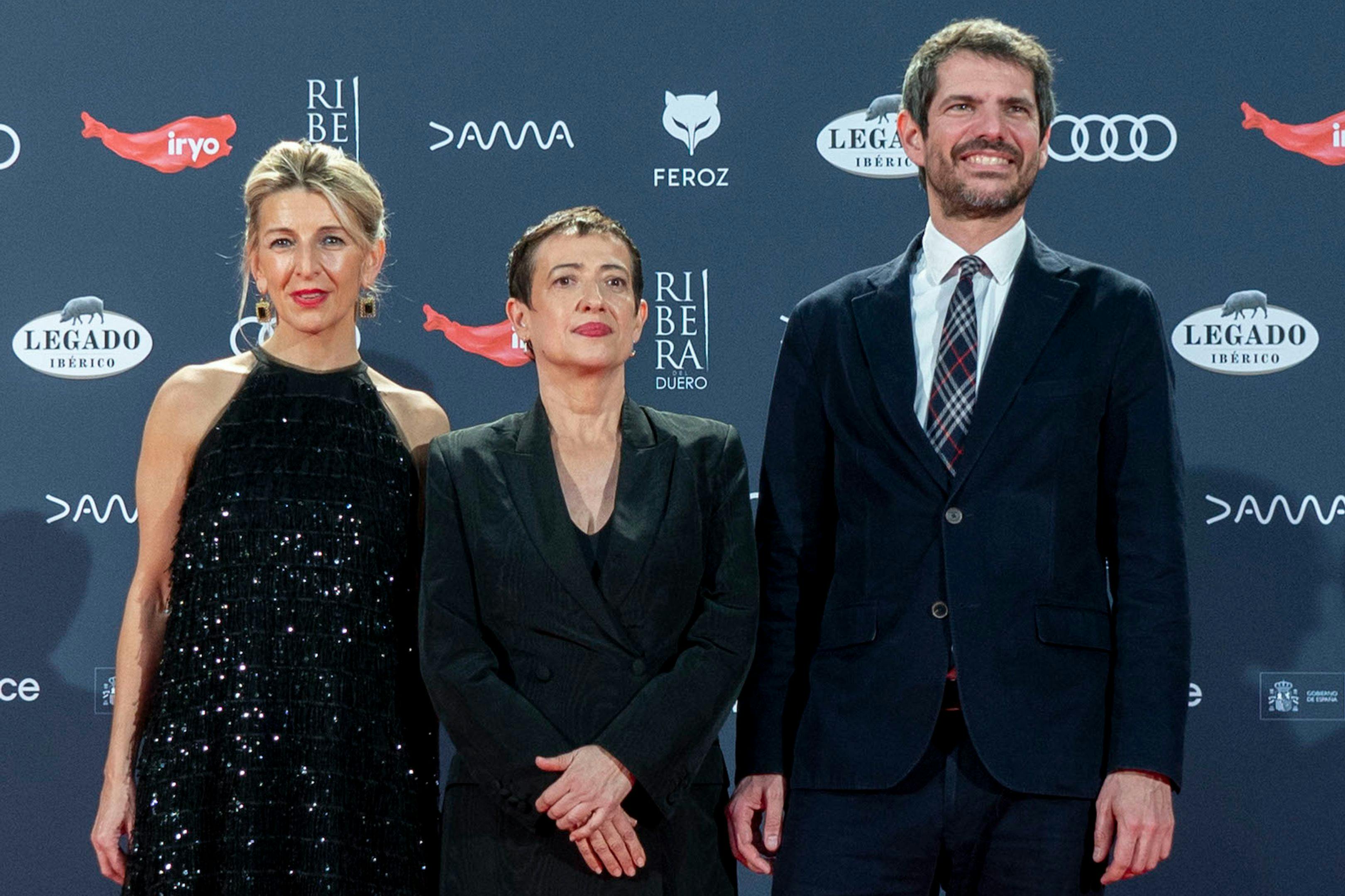 La vicepresidenta segunda del Gobierno, Yolanda Díaz, la presidenta de AICE, María Guerra, y el ministro de Cultura, Ernest Urtasun, en los Premios Feroz 2024