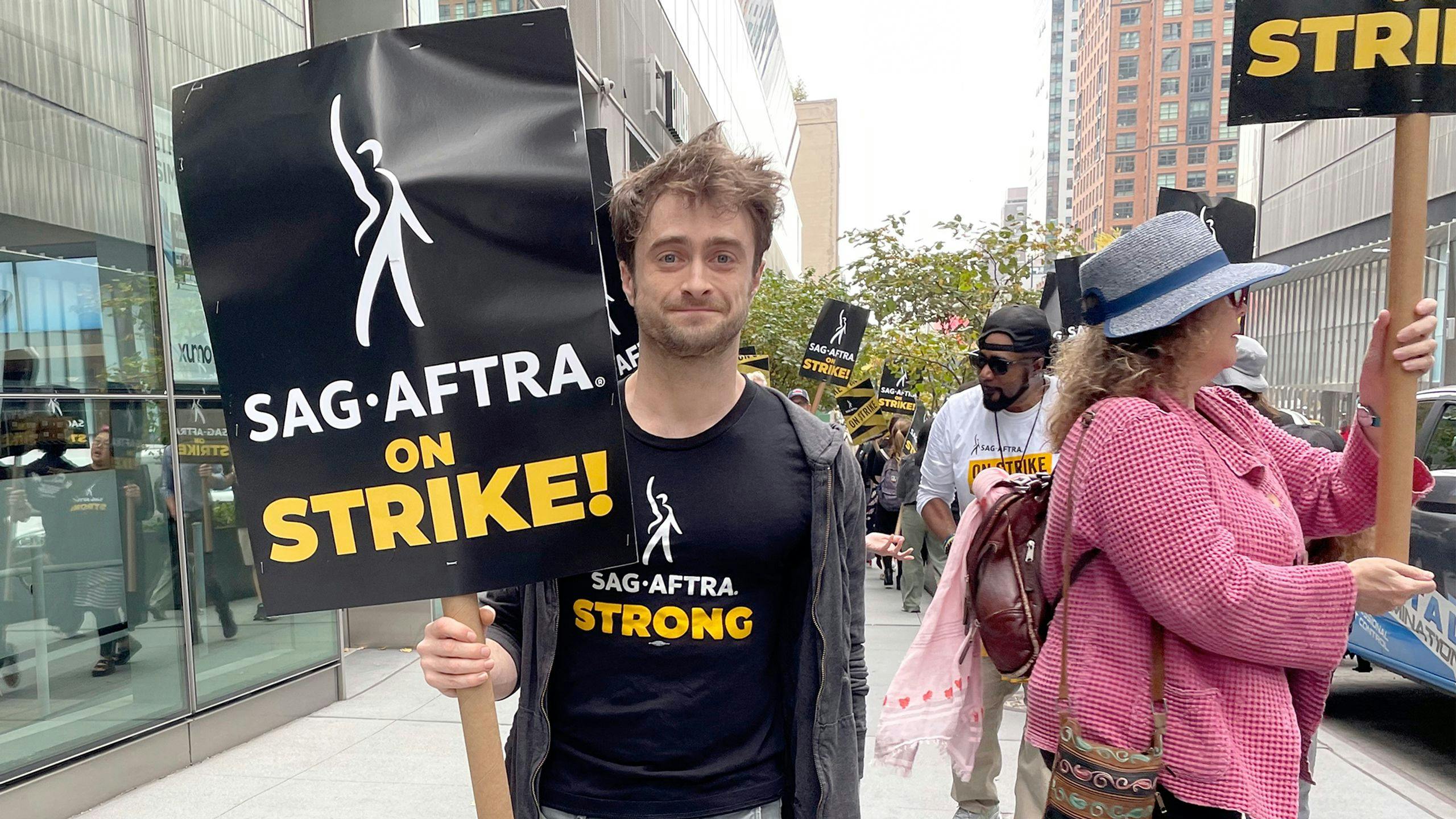 El actor Daniel Radcliffe asistiendo a un piquete de la huelga del actores durante el último fin de semana de octubre