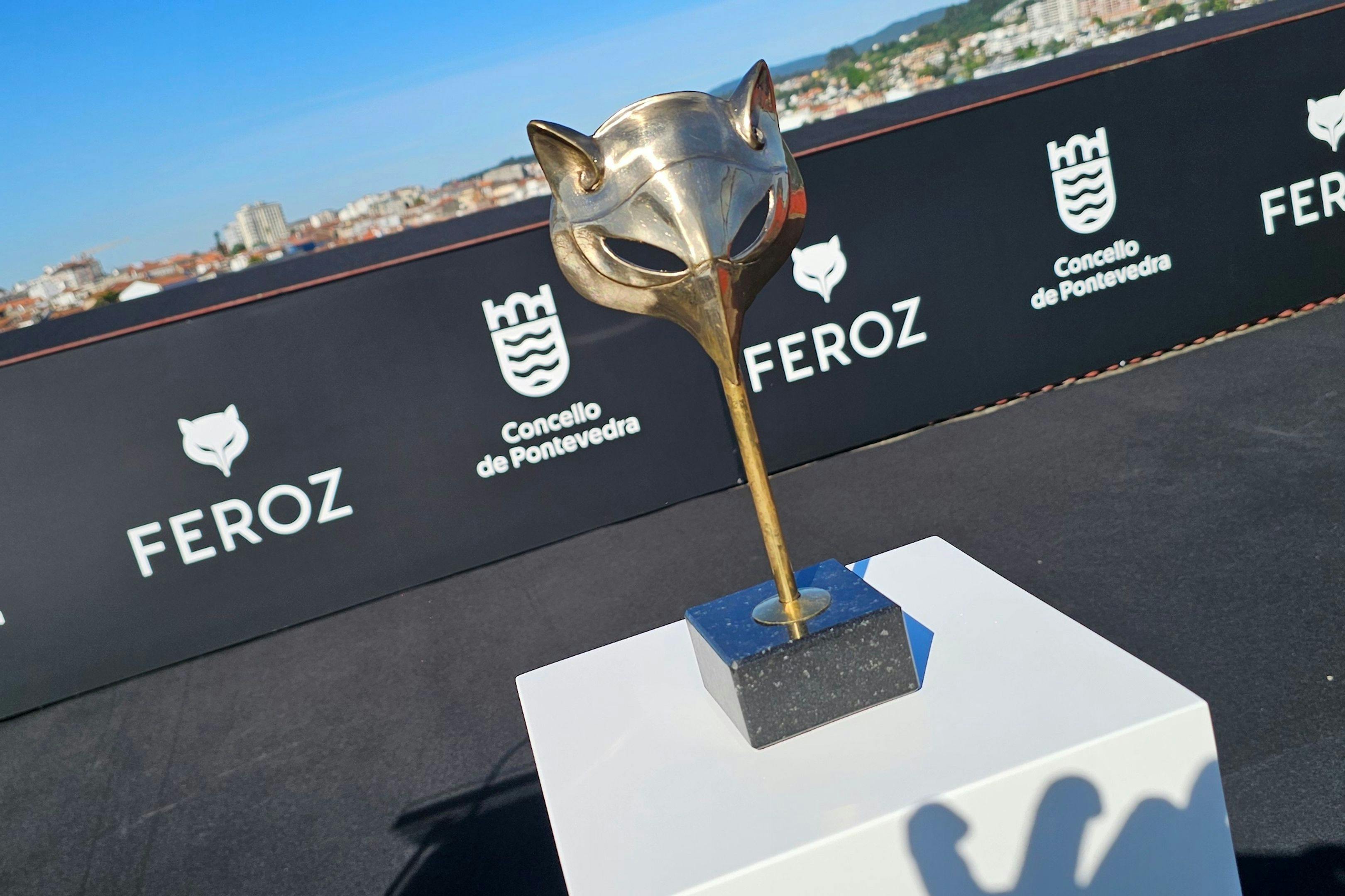 Una estatuilla de los Premios Feroz, minutos antes de la presentación del acuerdo con Pontevedra para 2025 y 2026