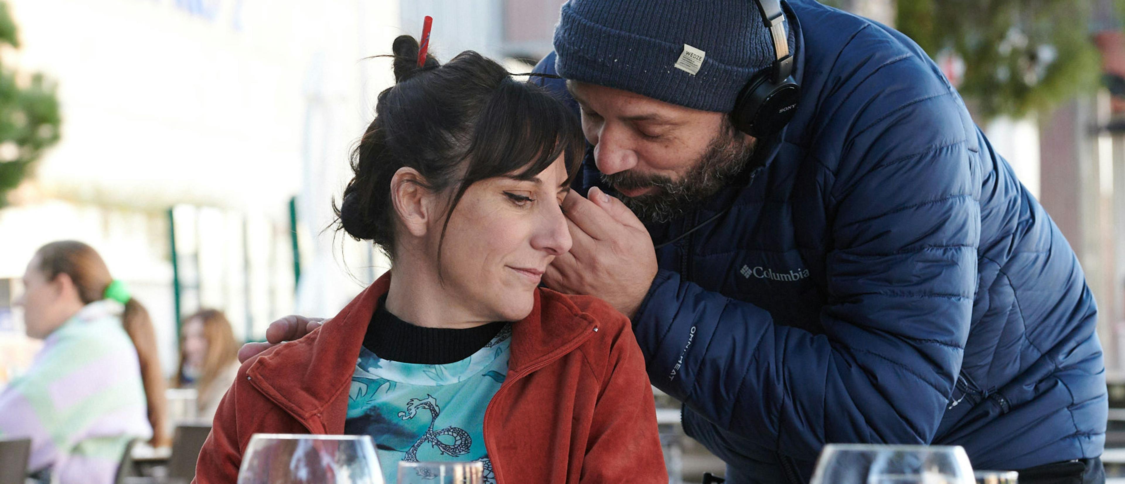 El director Antonio Méndez Esparza da instrucciones a la actriz Malena Alterio en el rodaje de 'Que nadie duerma'