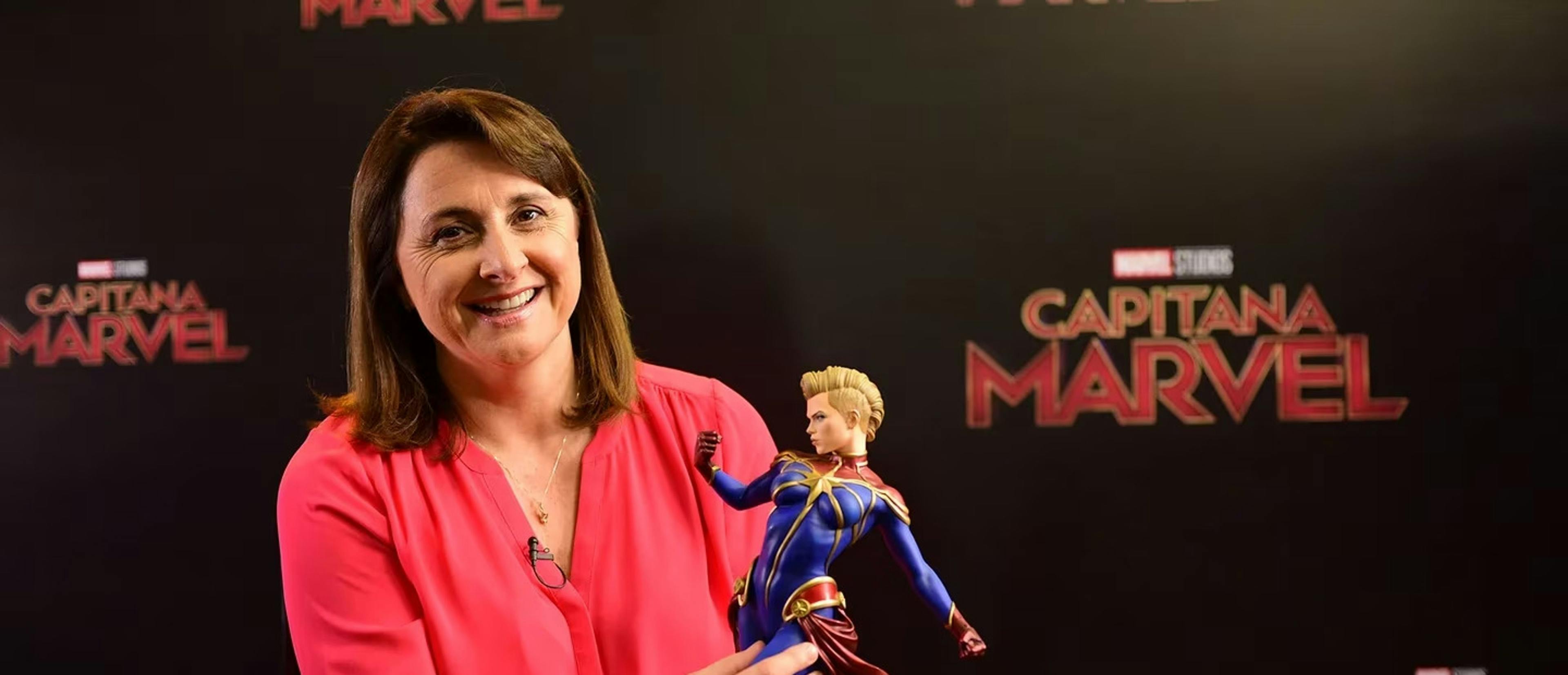 Victoria Alonso, exproductora de Marvel, juega con una muñeca de la Capitana Marvel