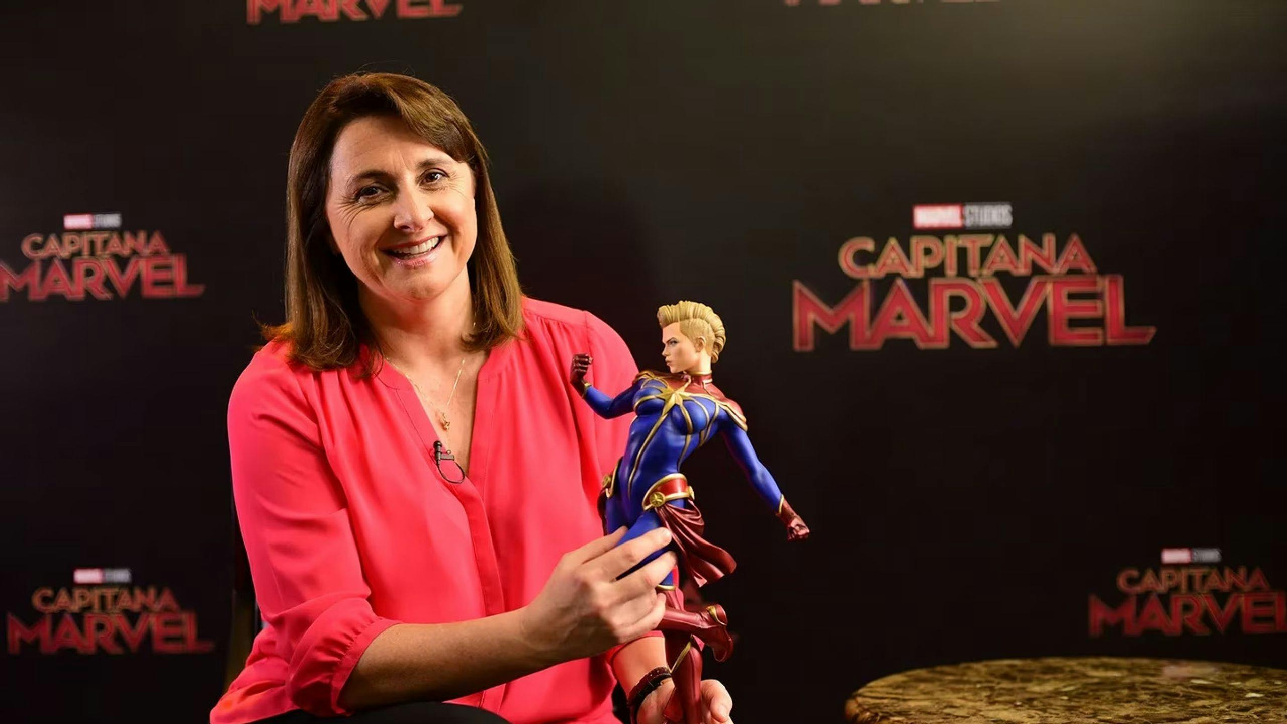 Victoria Alonso, exproductora de Marvel, juega con una muñeca de la Capitana Marvel