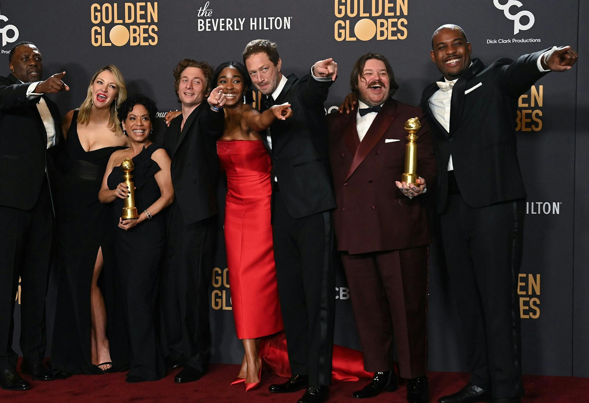 Fotografía del reparto de la serie 'The Bear' posando con el Globo de Oro como Mejor Serie musical o comedia