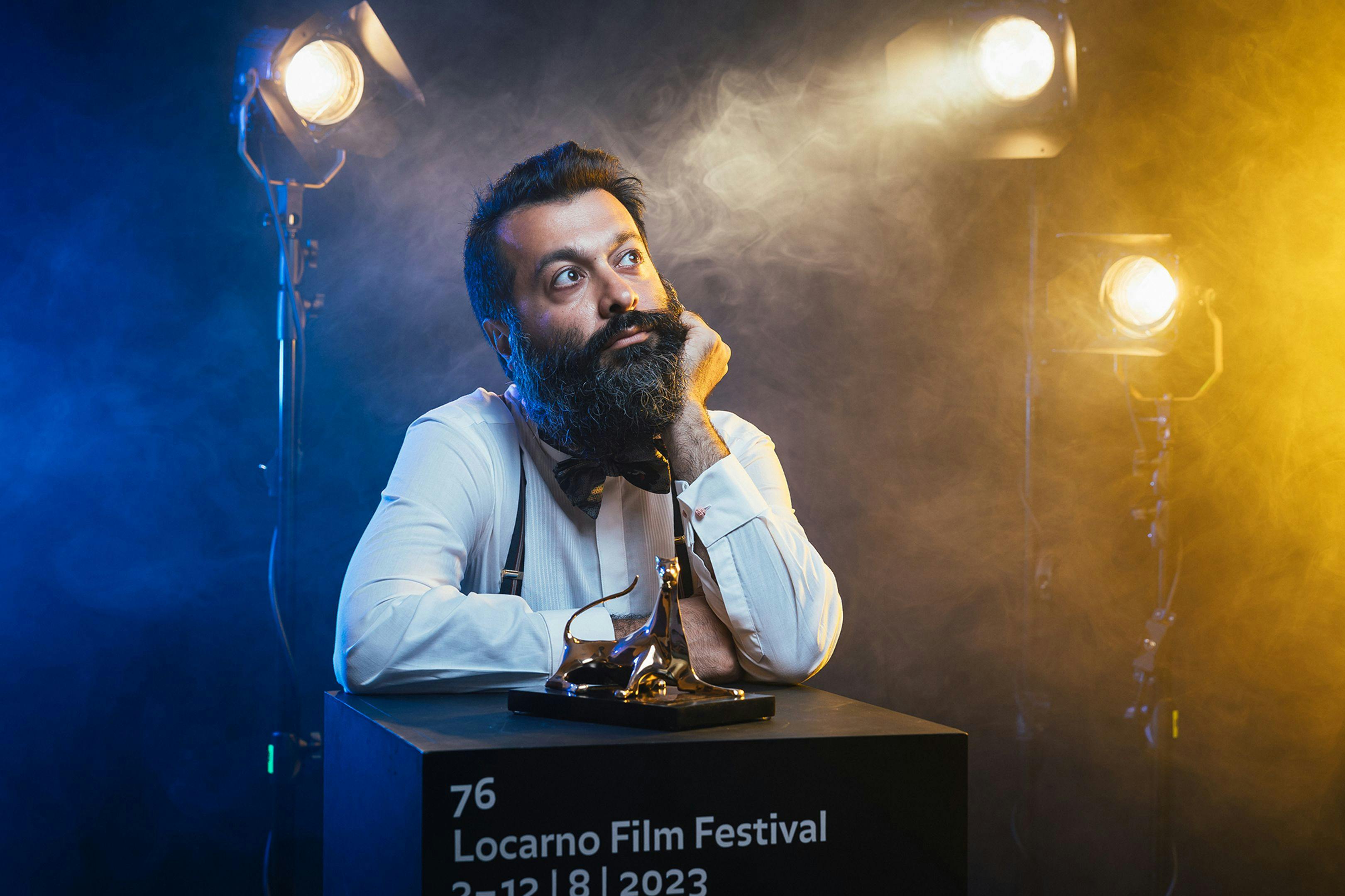 Sina Ataeian Dena, productor de 'Critical zone', de Ali Ahmadzadeh, posa con el Leoparto de Oro en la edición 76 del Festival de Cine de Locarno