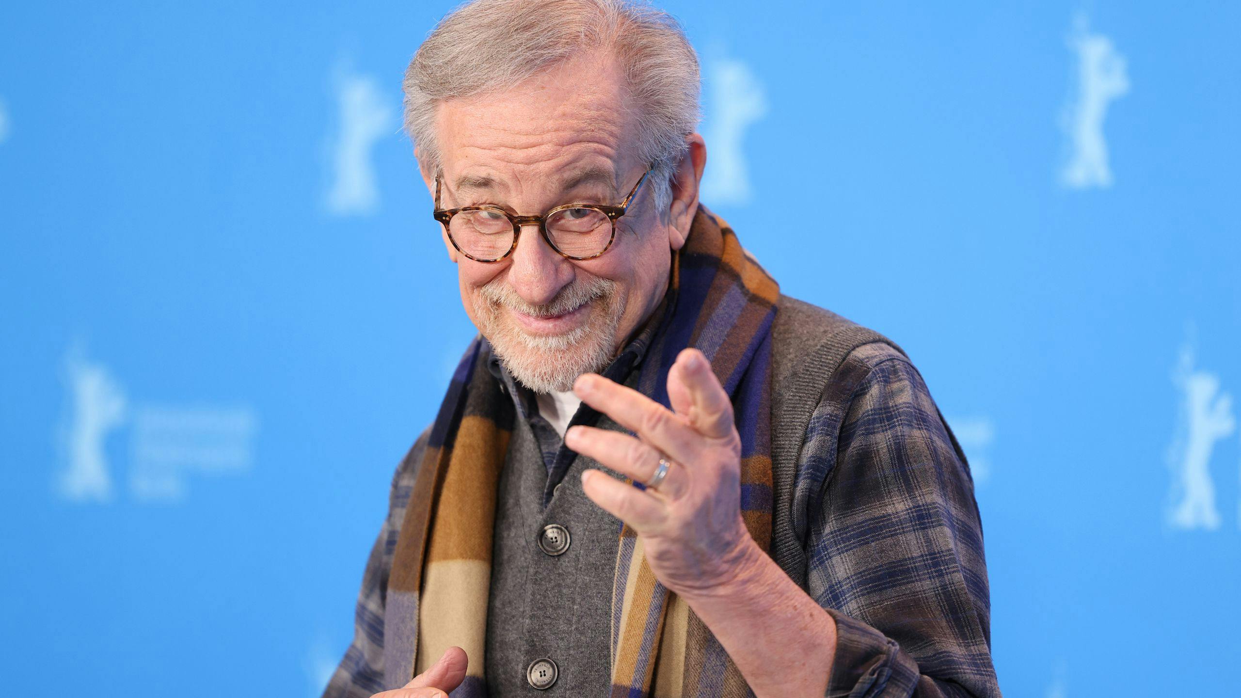 El director Steven Spielberg bromea con los fotógrafos en el photocall de la Berlinale 2023