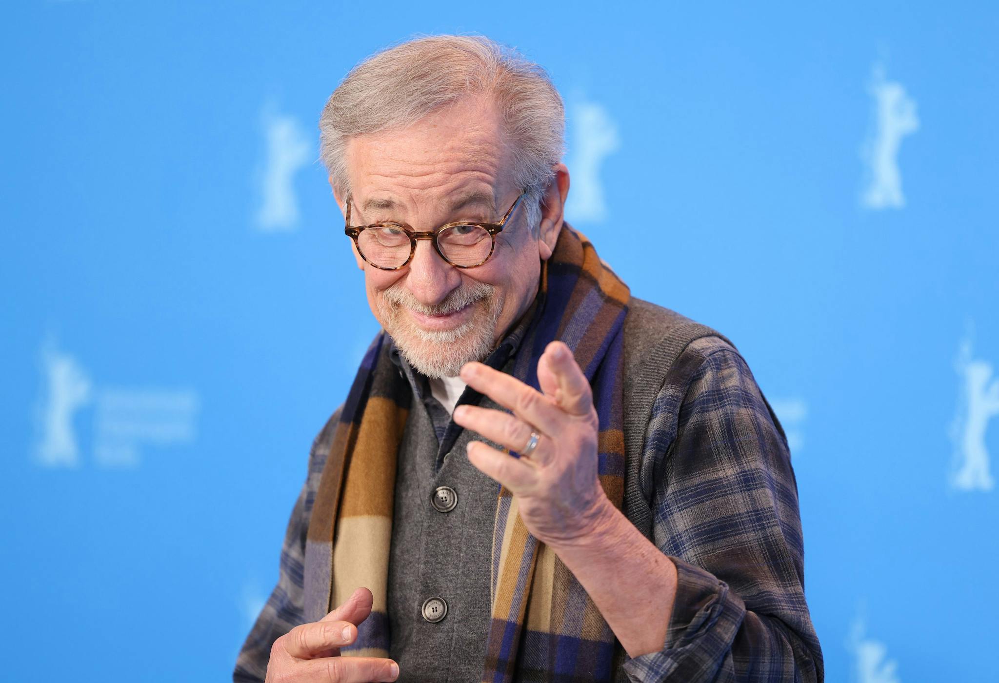 El director Steven Spielberg bromea con los fotógrafos en el photocall de la Berlinale 2023