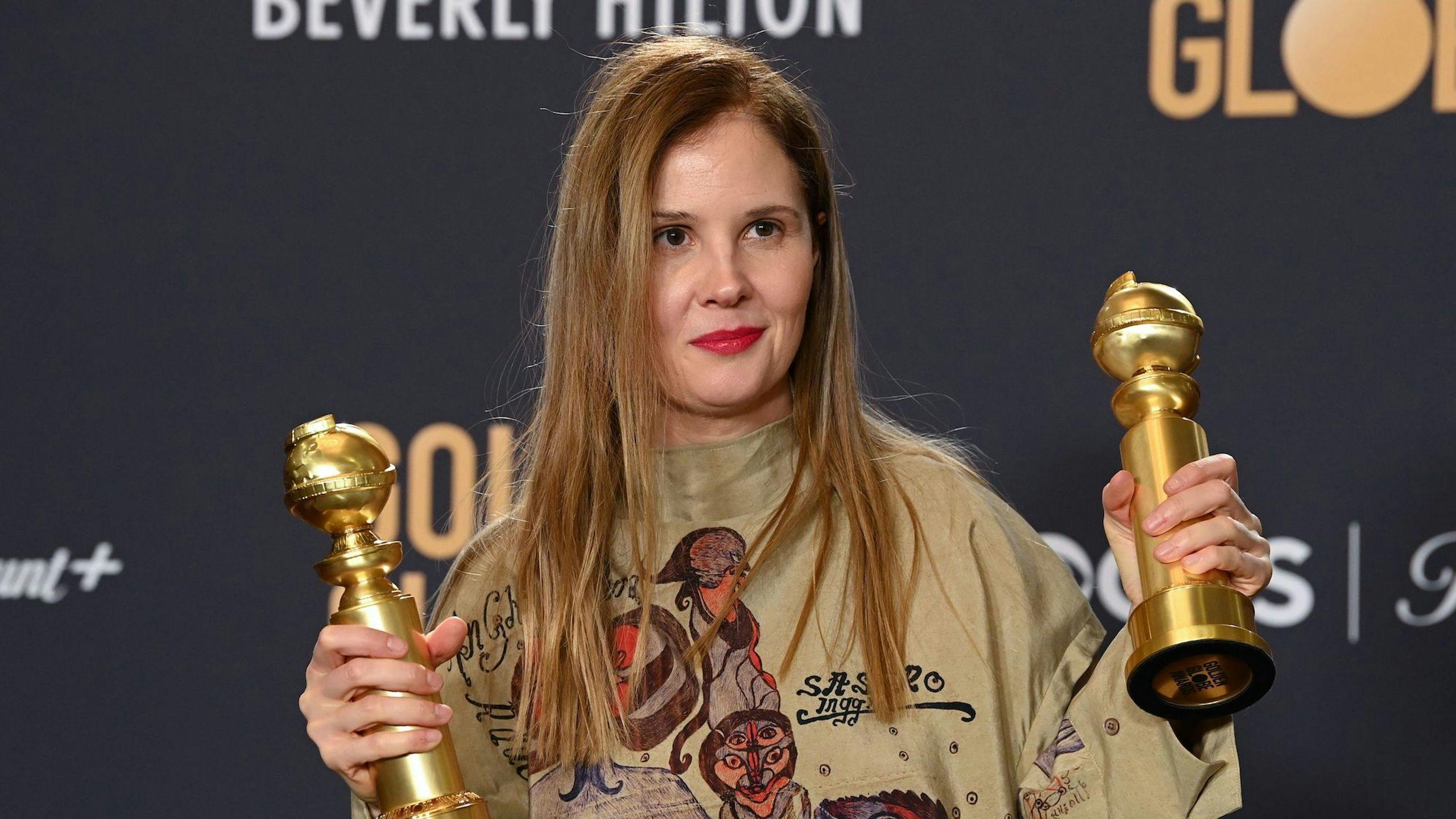 Justine Triet posa con sendos premios en los Globos de Oro a 'Mejor Película de habla no inglesa' y 'Mejor Guion'