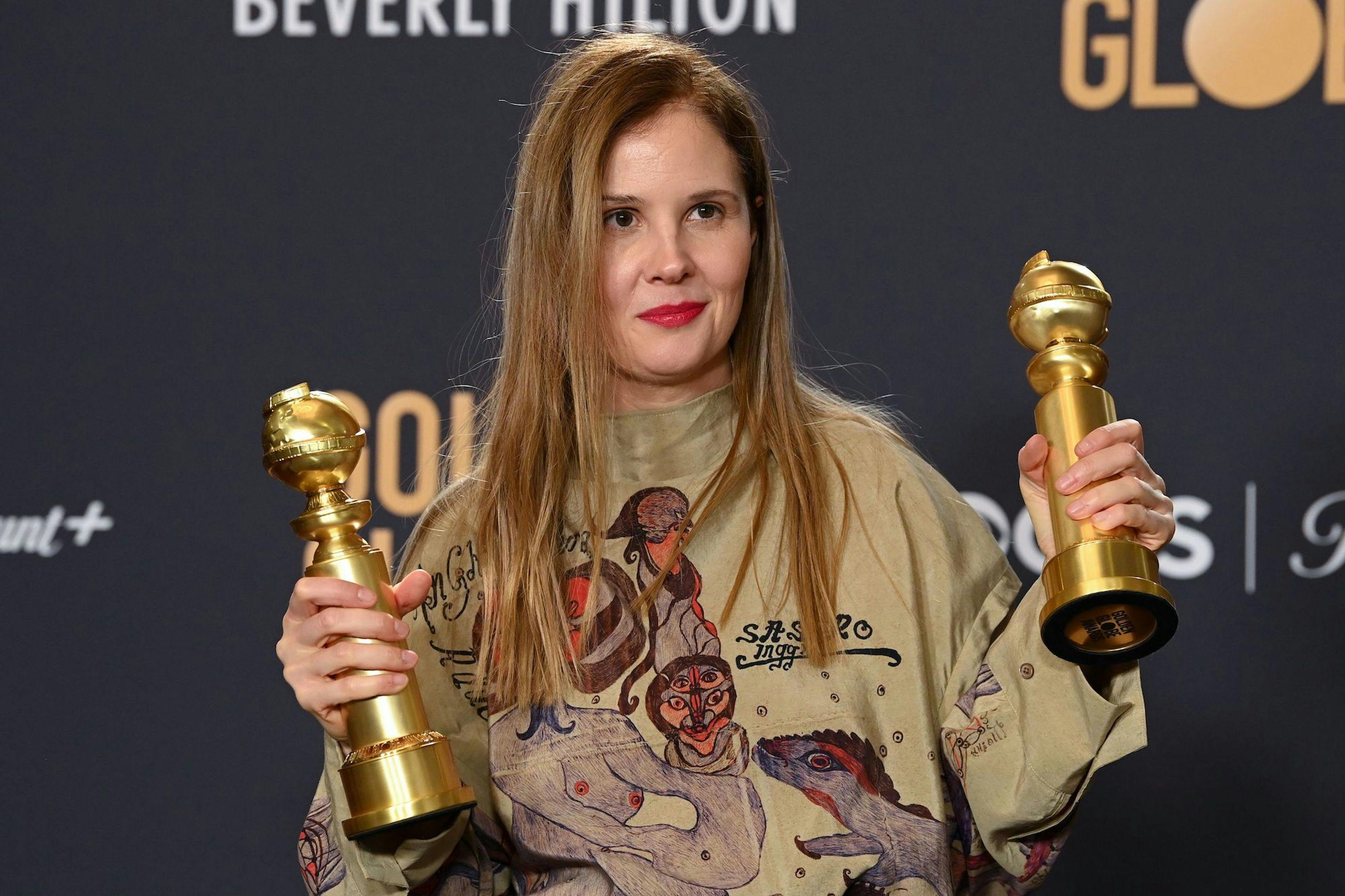 Justine Triet posa con sendos premios en los Globos de Oro a 'Mejor Película de habla no inglesa' y 'Mejor Guion'