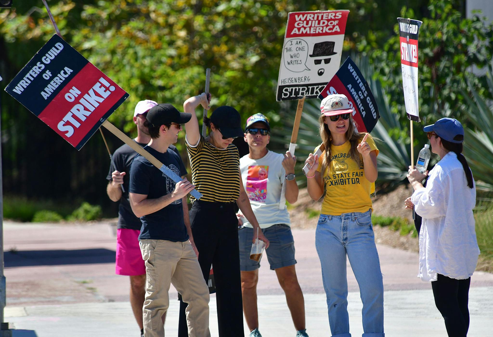 Olivia Wilde en un piquete en Burbank, California, en apoyo a la huelga de guionistas y actores de Hollywood