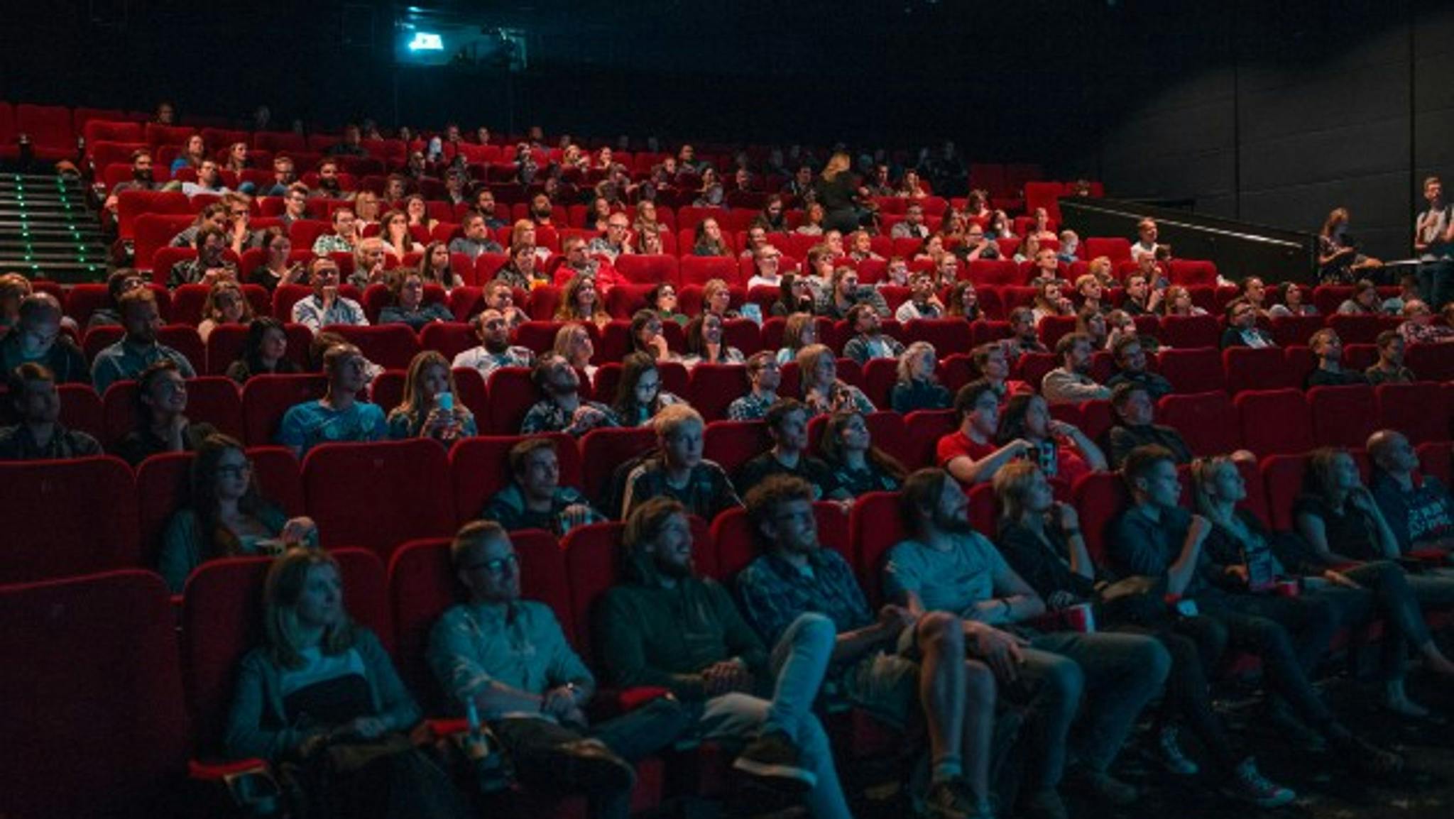 Espectadores en una sala de cine prácticamente llena