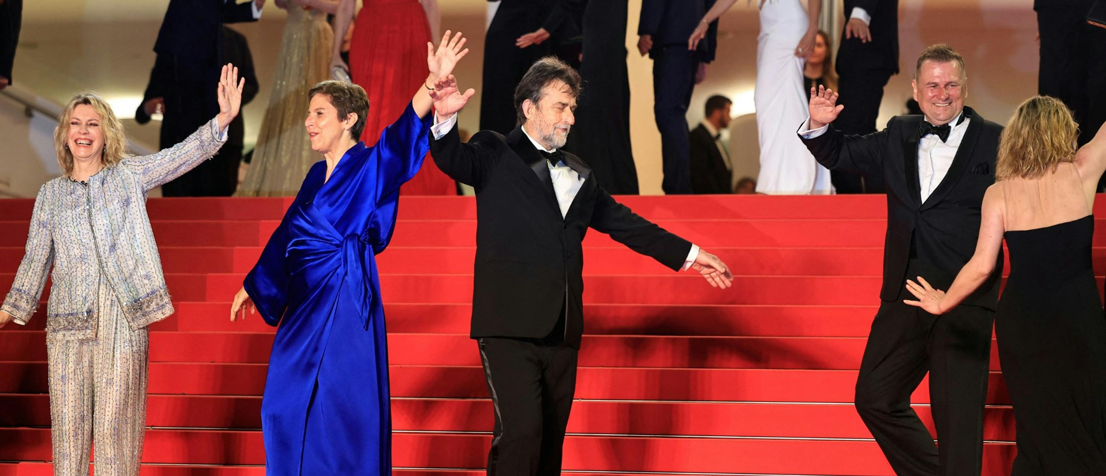 El director Nanni Moretti, la actriz Margherita Buy y el equipo de 'El sol del futuro' bailan en la escalinata del Festival de Cannes