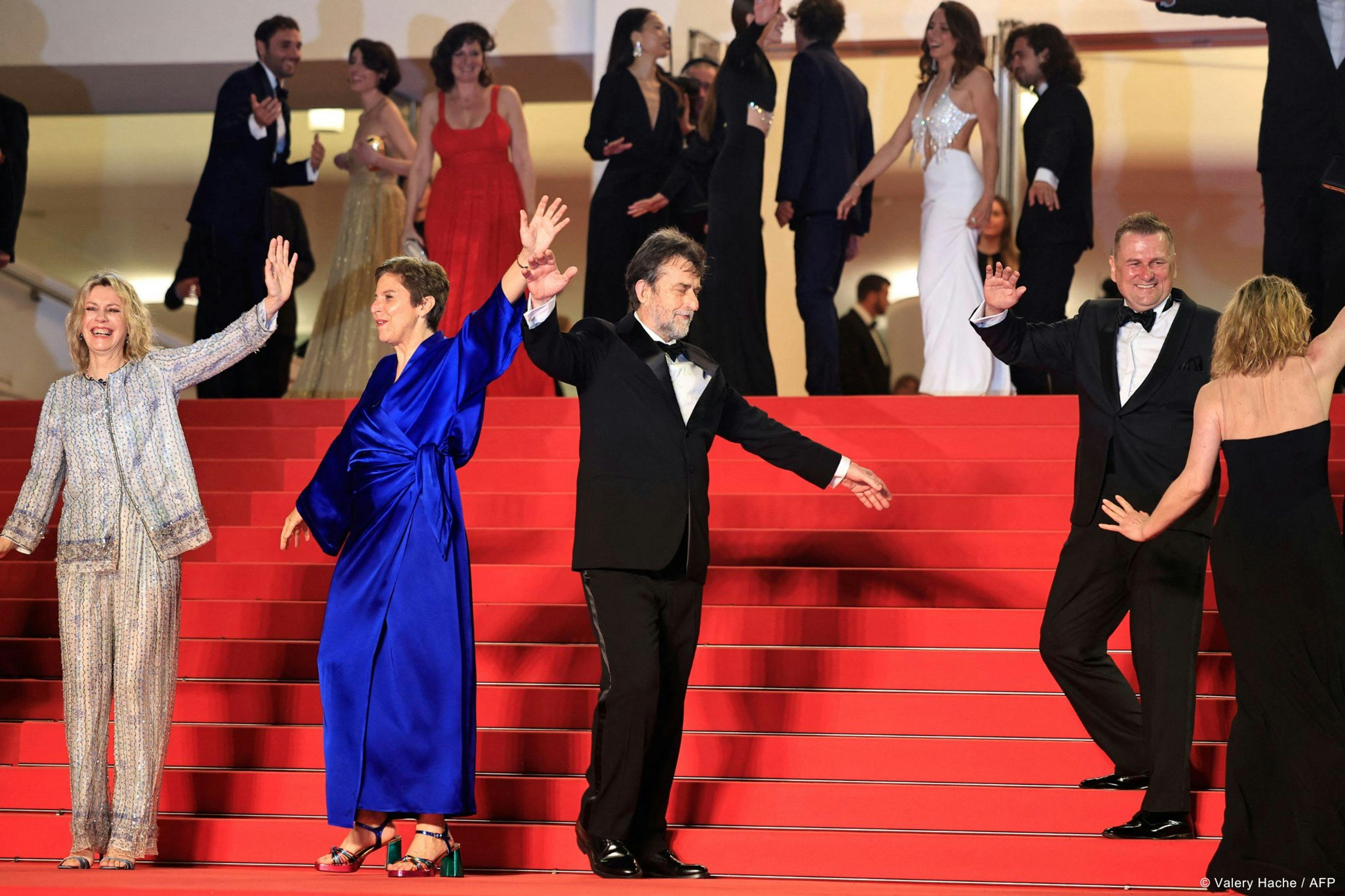 El director Nanni Moretti, la actriz Margherita Buy y el equipo de 'El sol del futuro' bailan en la escalinata del Festival de Cannes