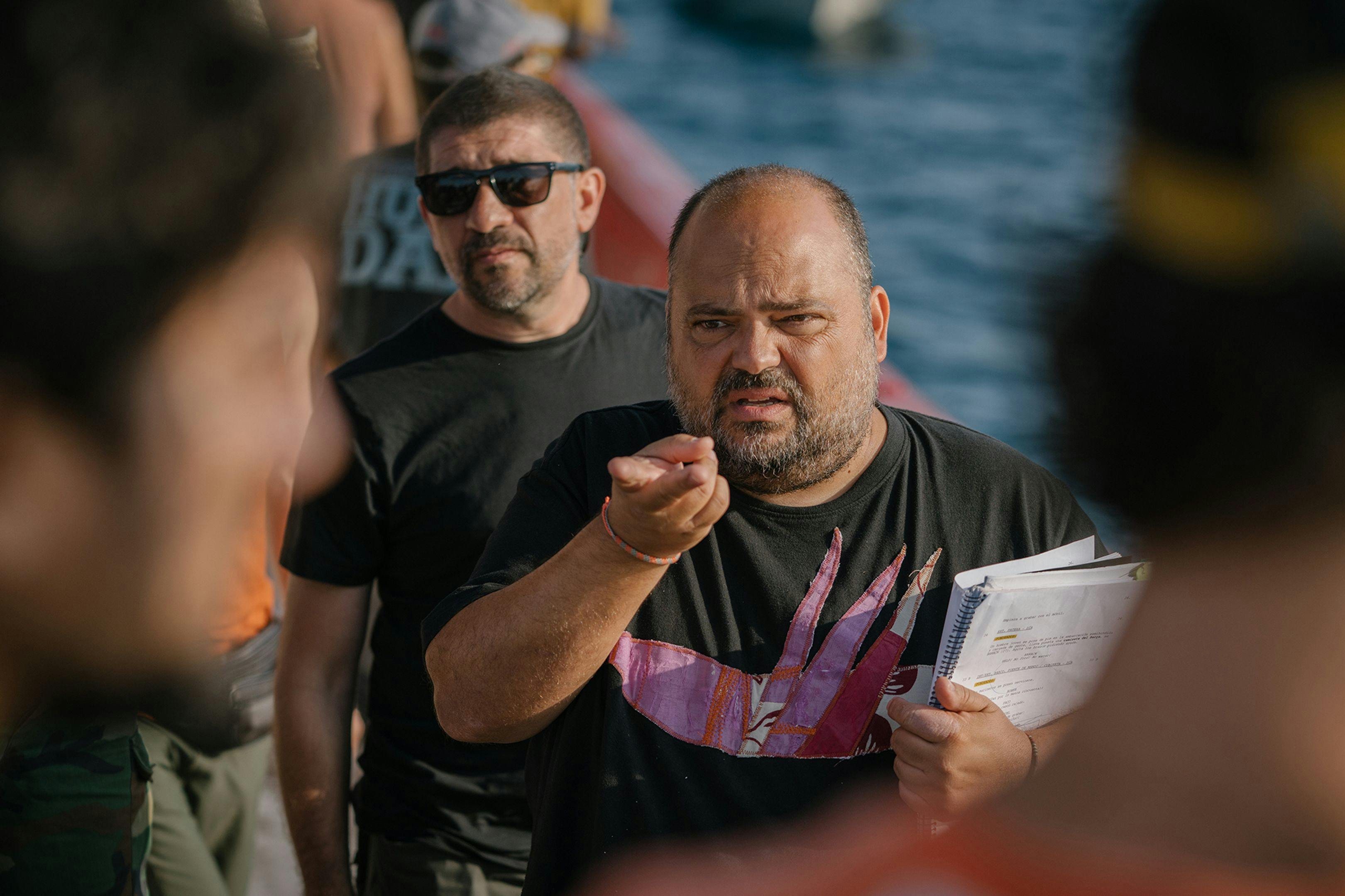 Fotografía del rodaje de la miniserie 'La ley del mar', con su director, Alberto Ruiz Rojo