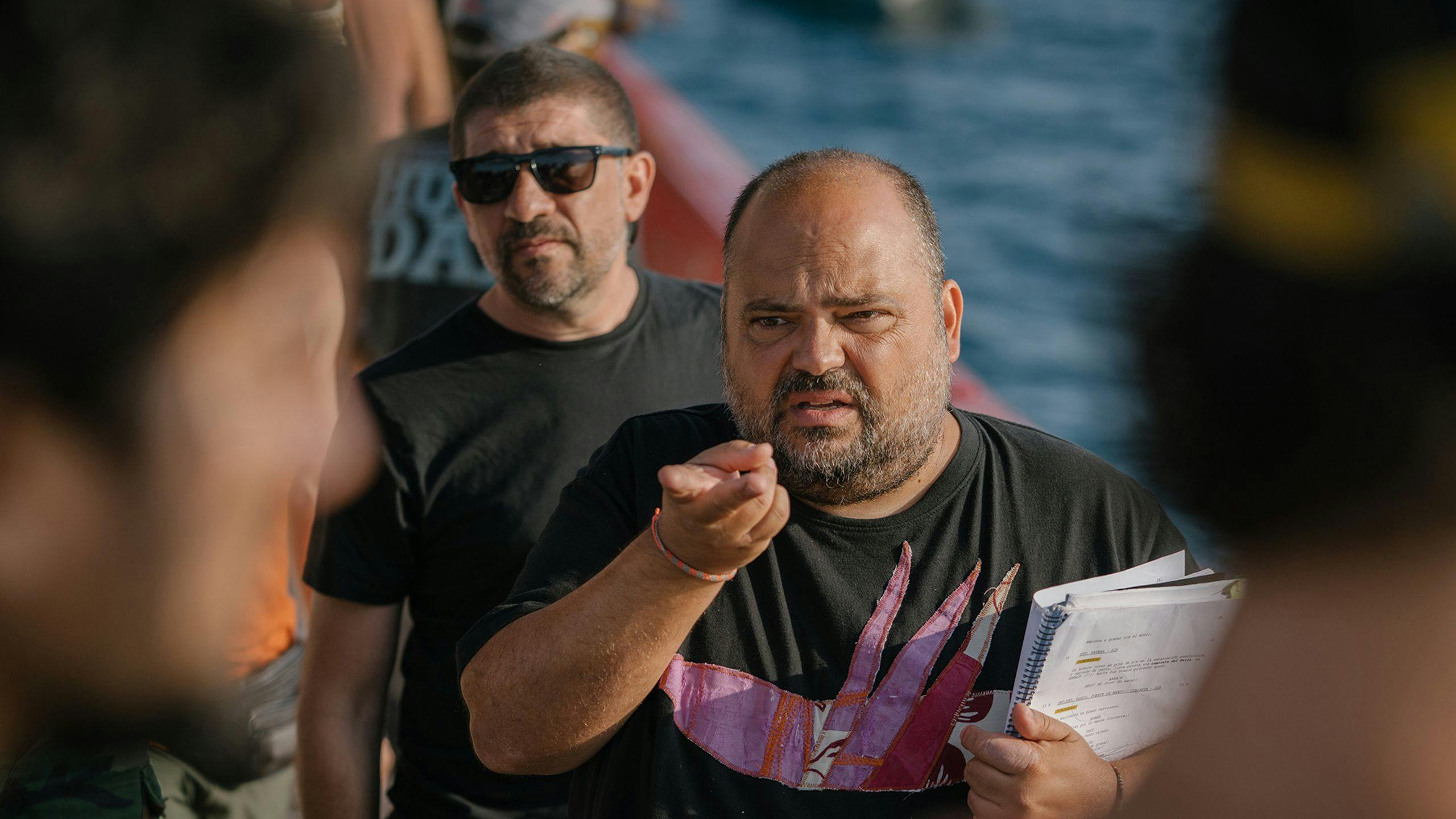 Fotografía del rodaje de la miniserie 'La ley del mar', con su director, Alberto Ruiz Rojo