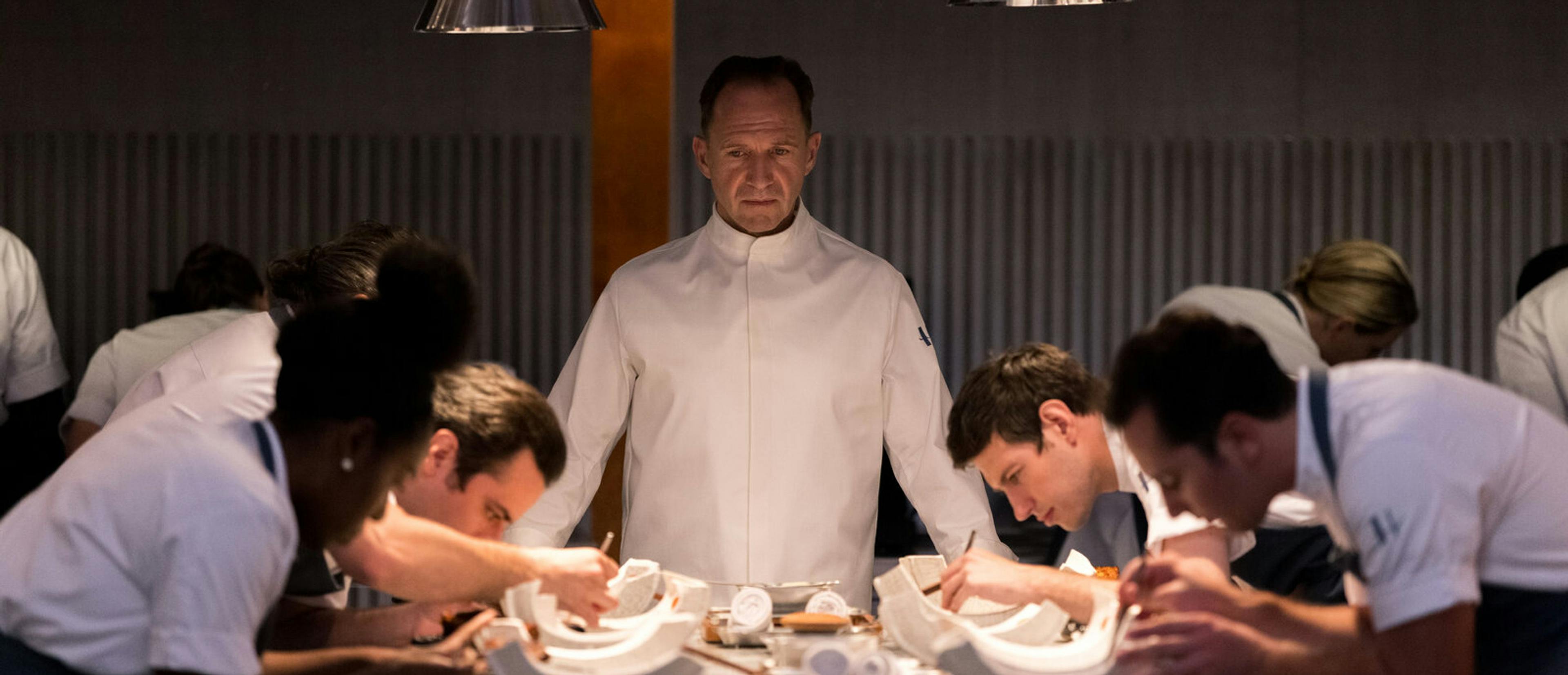 Fotograma promocional de la película 'El menú', con el actor Ralph Fiennes en primer término