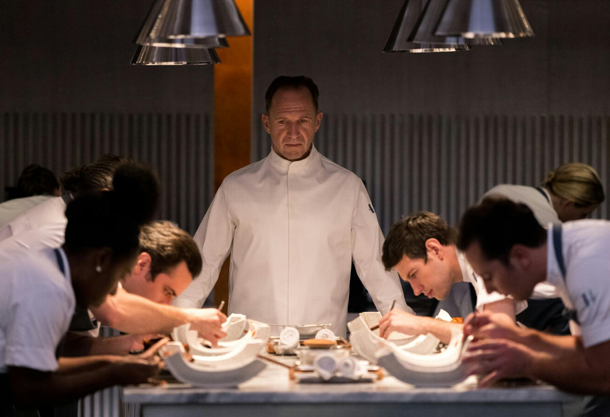 Fotograma promocional de la película 'El menú', con el actor Ralph Fiennes en primer término