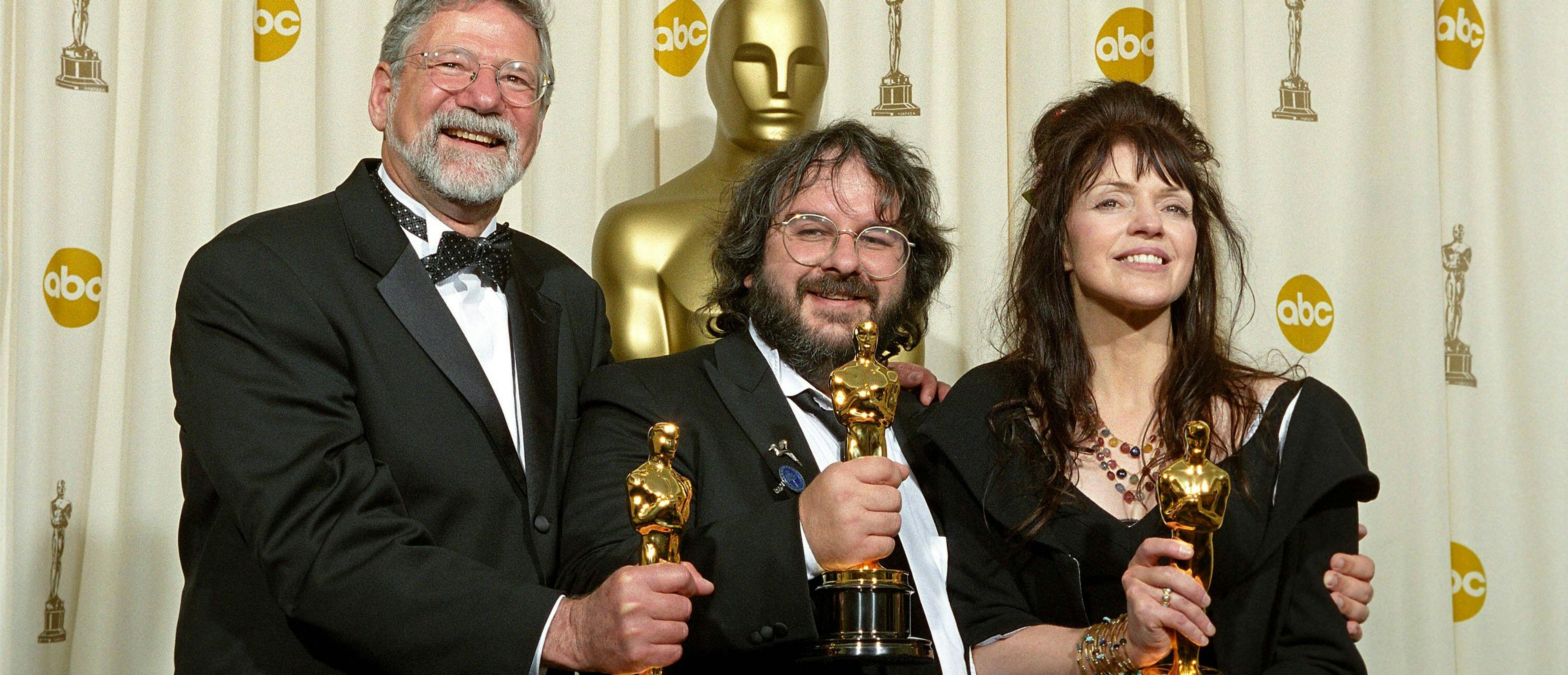 El director Peter Jackson, junto a los productores Barrie M. Osborne y Fran Walsh, tras su victoria en los Oscar con 'El señor de los anillos: El retorno del rey'