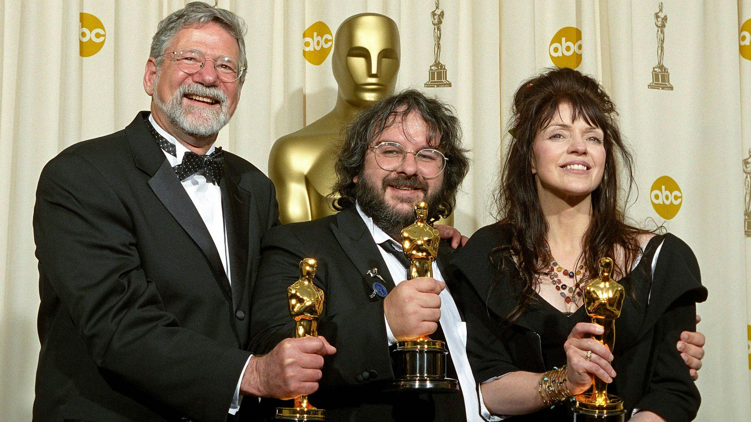 El director Peter Jackson, junto a los productores Barrie M. Osborne y Fran Walsh, tras su victoria en los Oscar con 'El señor de los anillos: El retorno del rey'