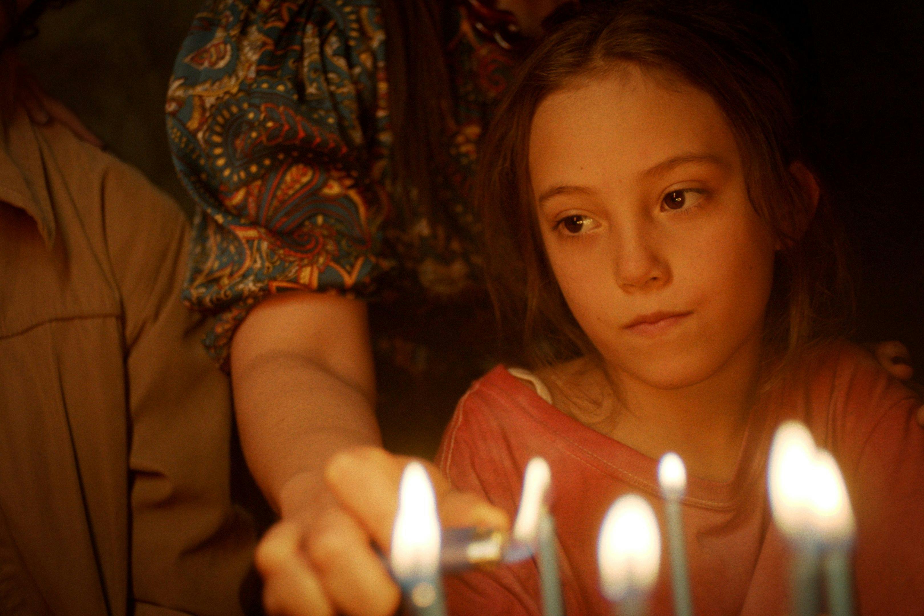 Fotograma promocional de la película 'Tótem', de Lila Avilés, con la joven actriz Naíma Sentíes en primer plano