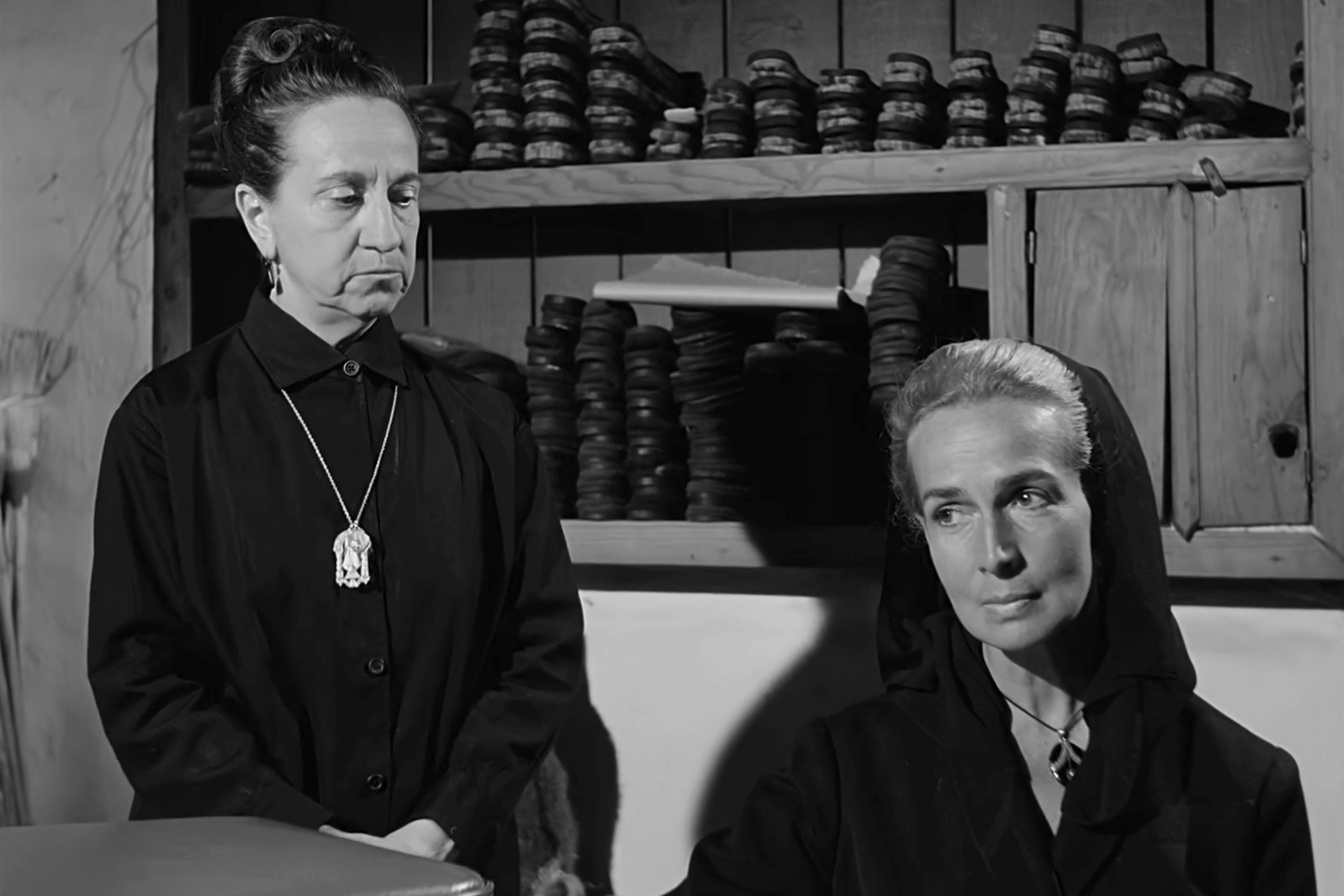 Las actrices Julia Caba Alba y Maruchi Fresno, en un fotograma de la película 'El camino', de Ana Mariscal