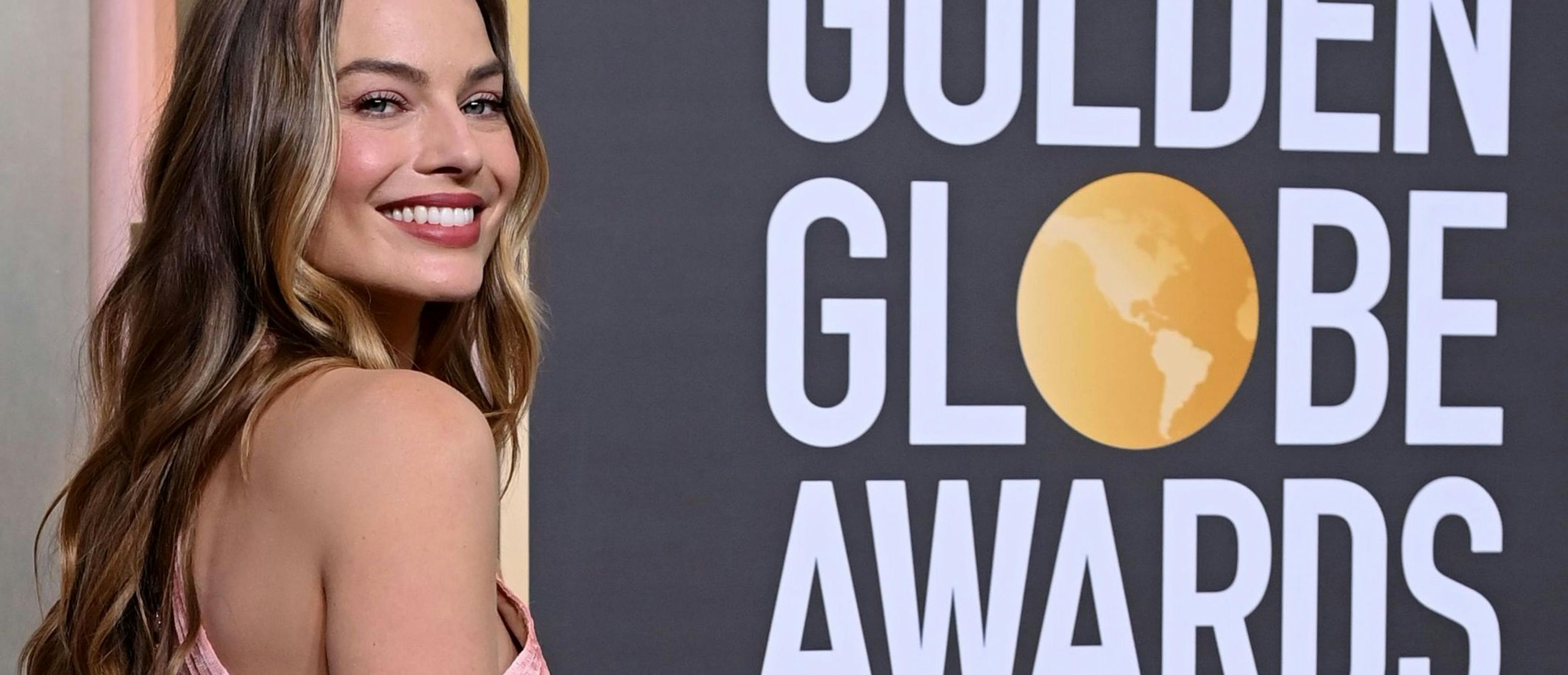 La actriz y productora Margot Robbie posa en la alfombra roja de los Globos de Oro 2023
