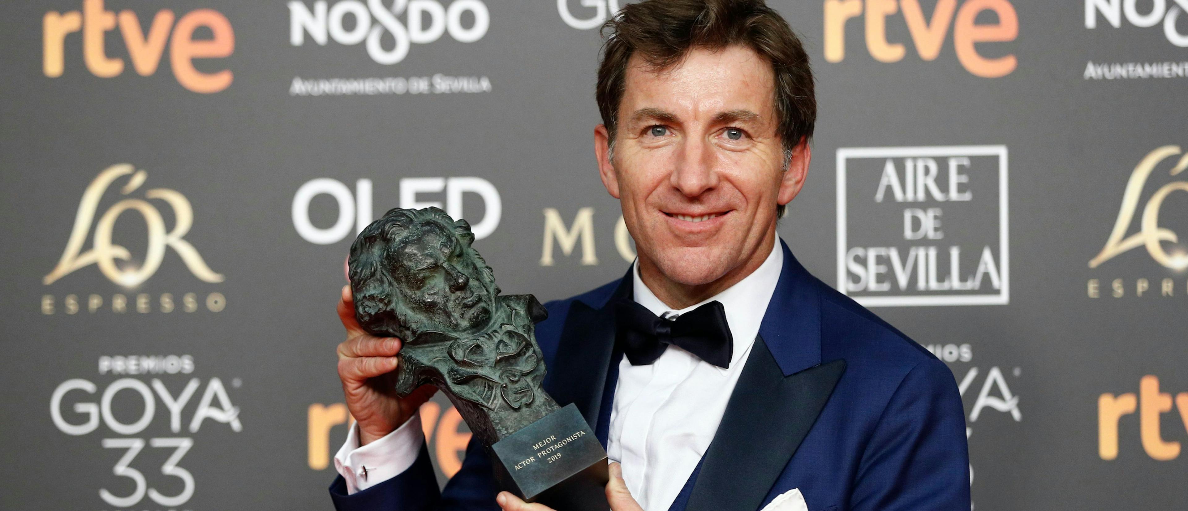 El actor Antonio de la Torre sostiene su Goya al Mejor Actor protagonista por 'El reino' en la gala de 2019