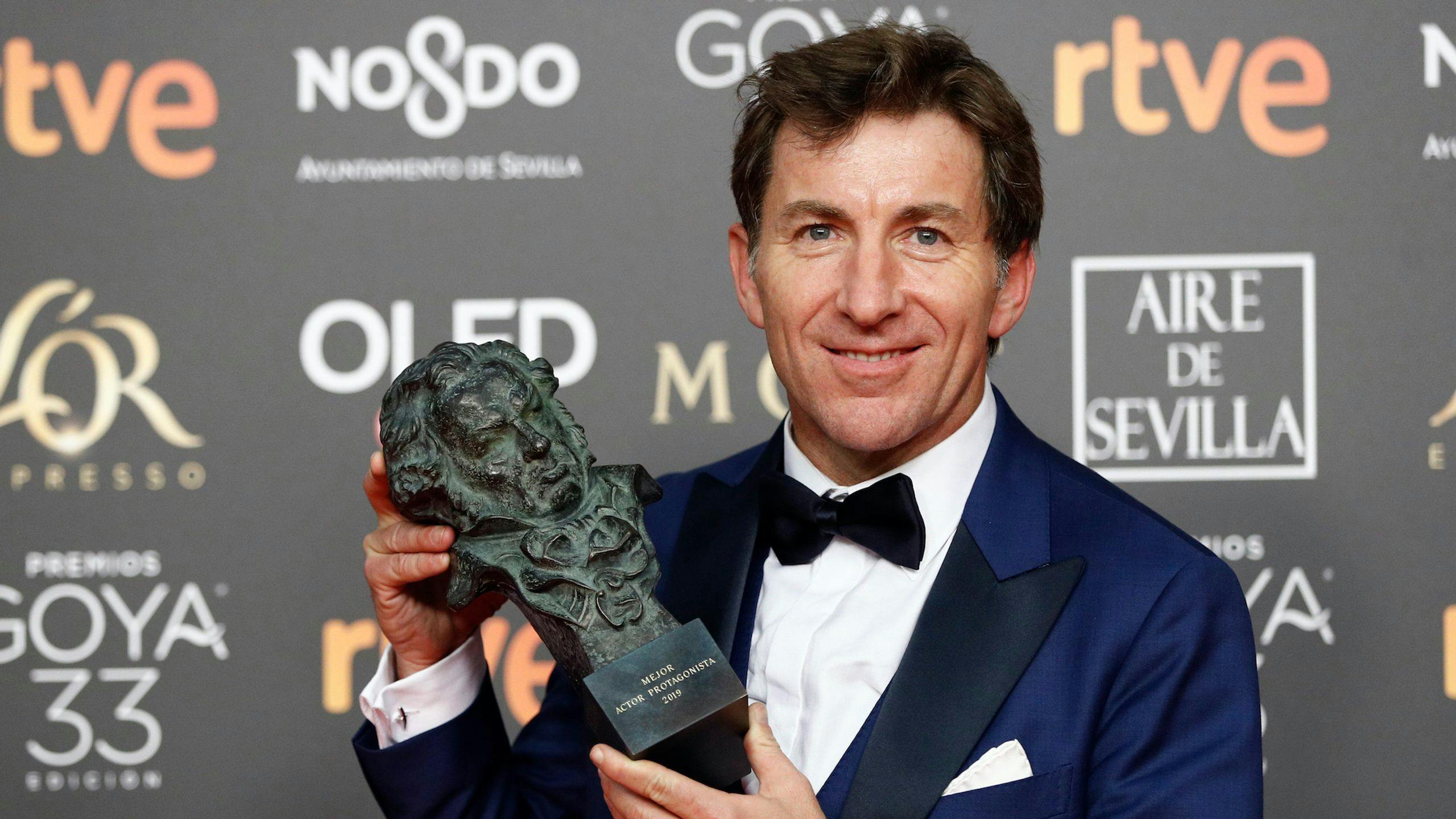 El actor Antonio de la Torre sostiene su Goya al Mejor Actor protagonista por 'El reino' en la gala de 2019