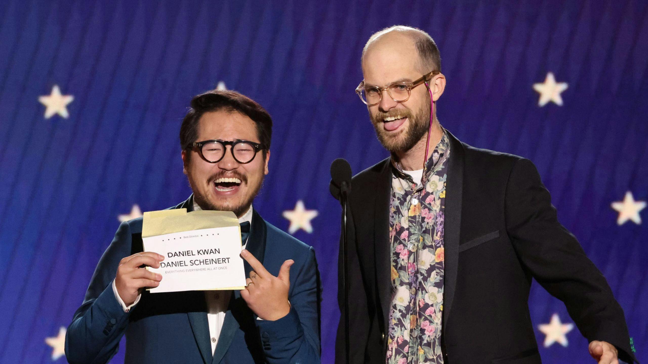 Daniel Kwan y Daniel Scheinert sostienen la tarjeta del premio a Mejor Dirección en los Critics Choice Awards