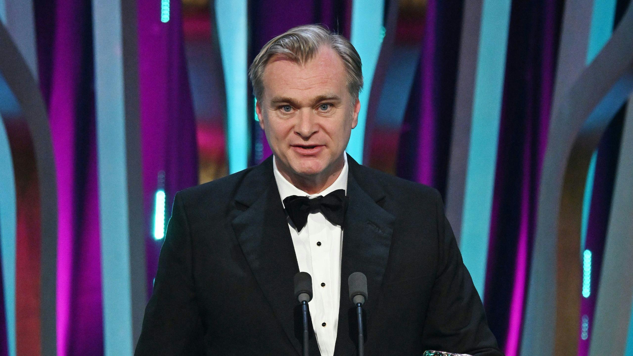 El director de 'Oppenheimer', Christopher Nolan, recogiendo el BAFTA a Mejor Director