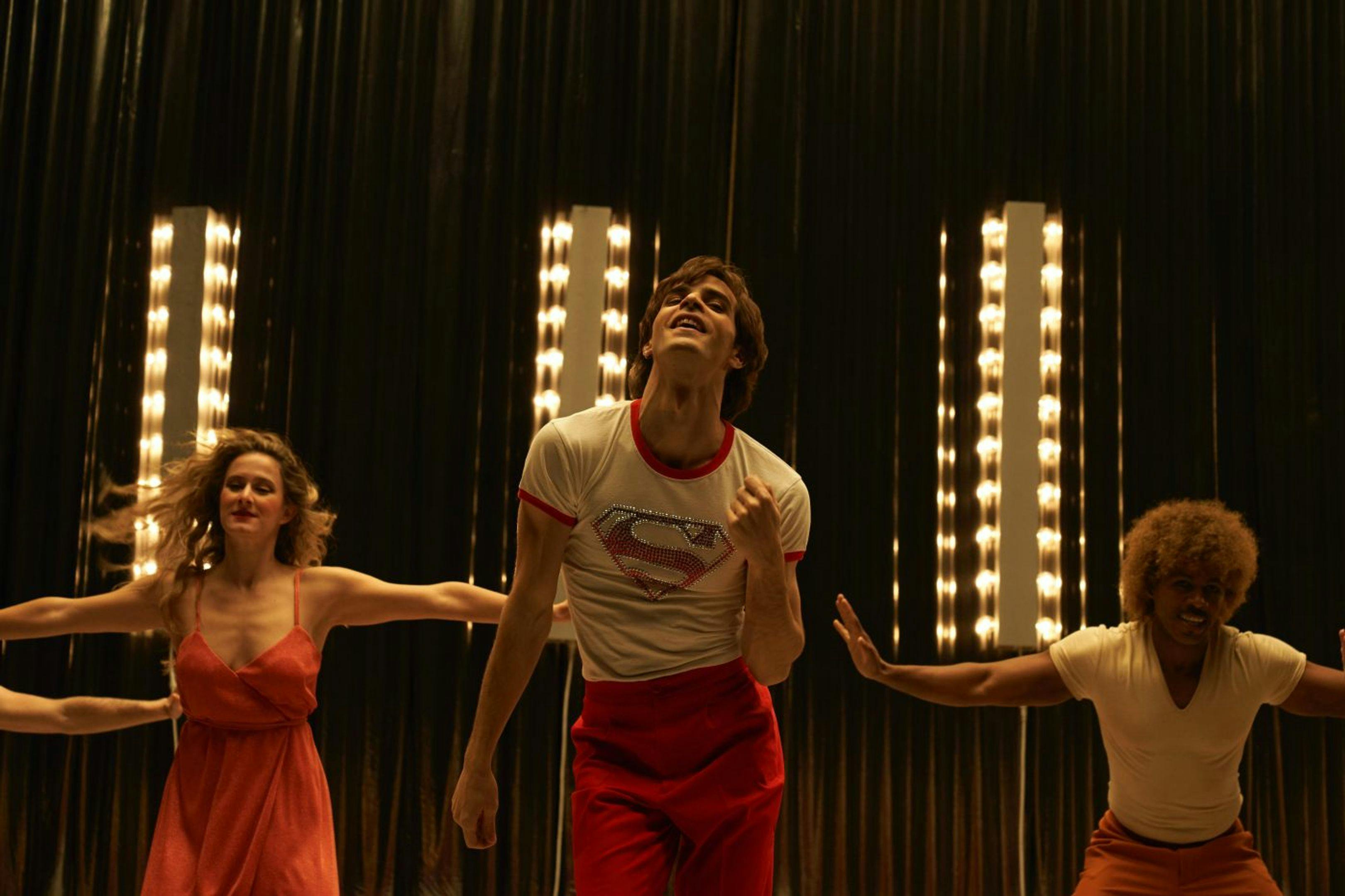 Imagen de la serie 'Bosé' con José Pastor bailando la coreografía de 'Superman'.