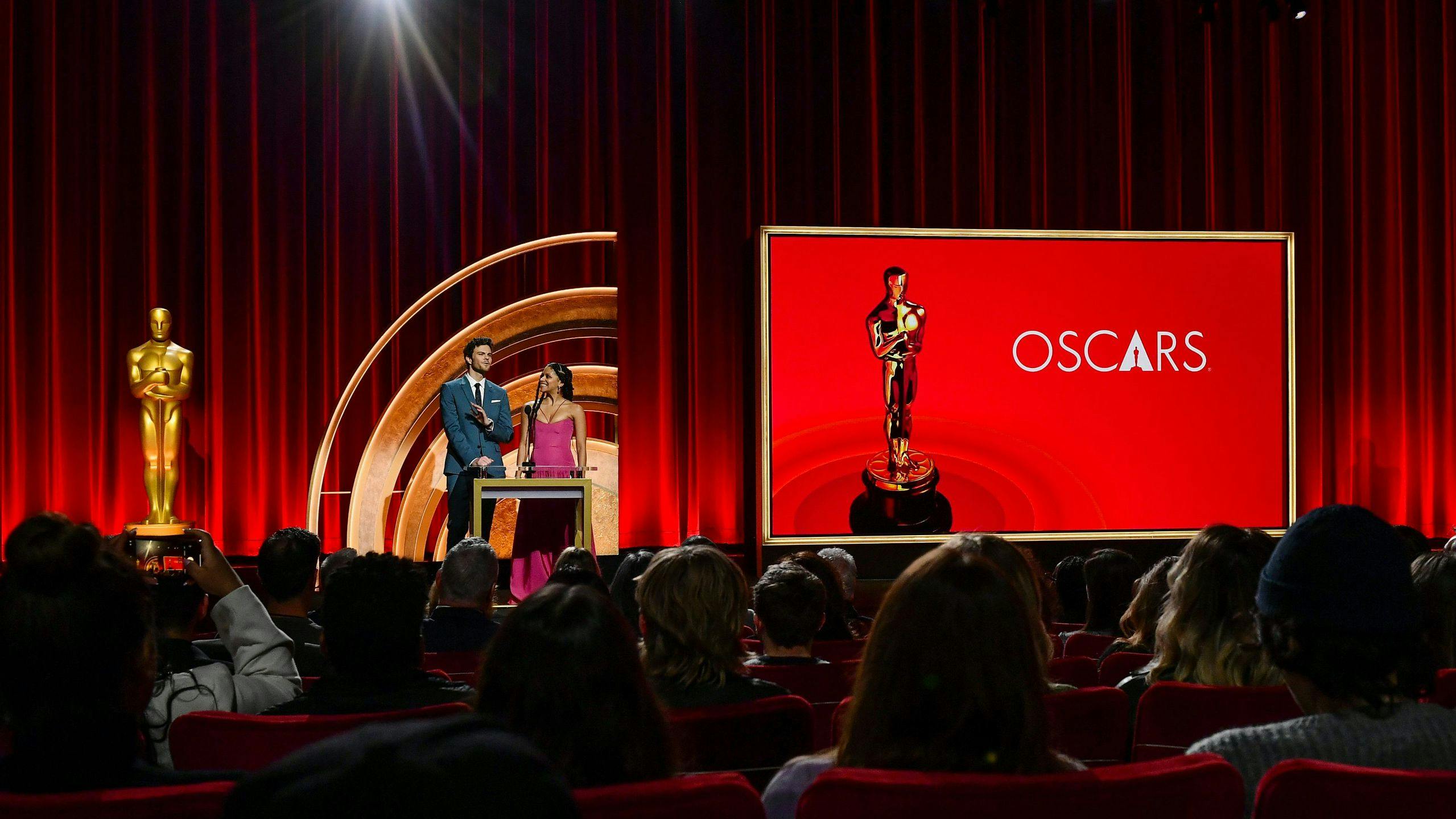 Fotografía de los actores Jack Quaid y Zazie Beetz durante la lectura de nominados de la edición número 96 de los Oscar