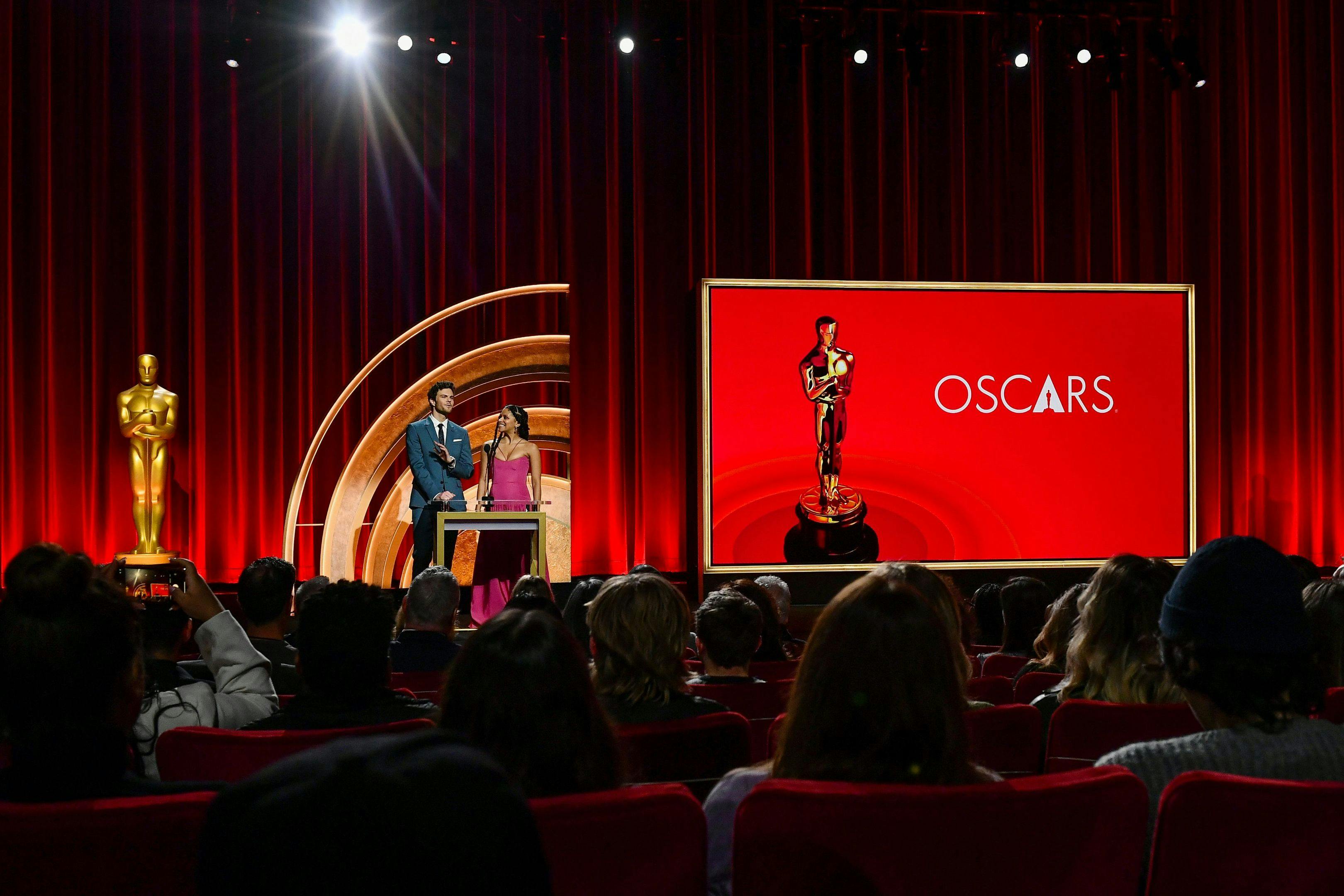 Fotografía de los actores Jack Quaid y Zazie Beetz durante la lectura de nominados de la edición número 96 de los Oscar
