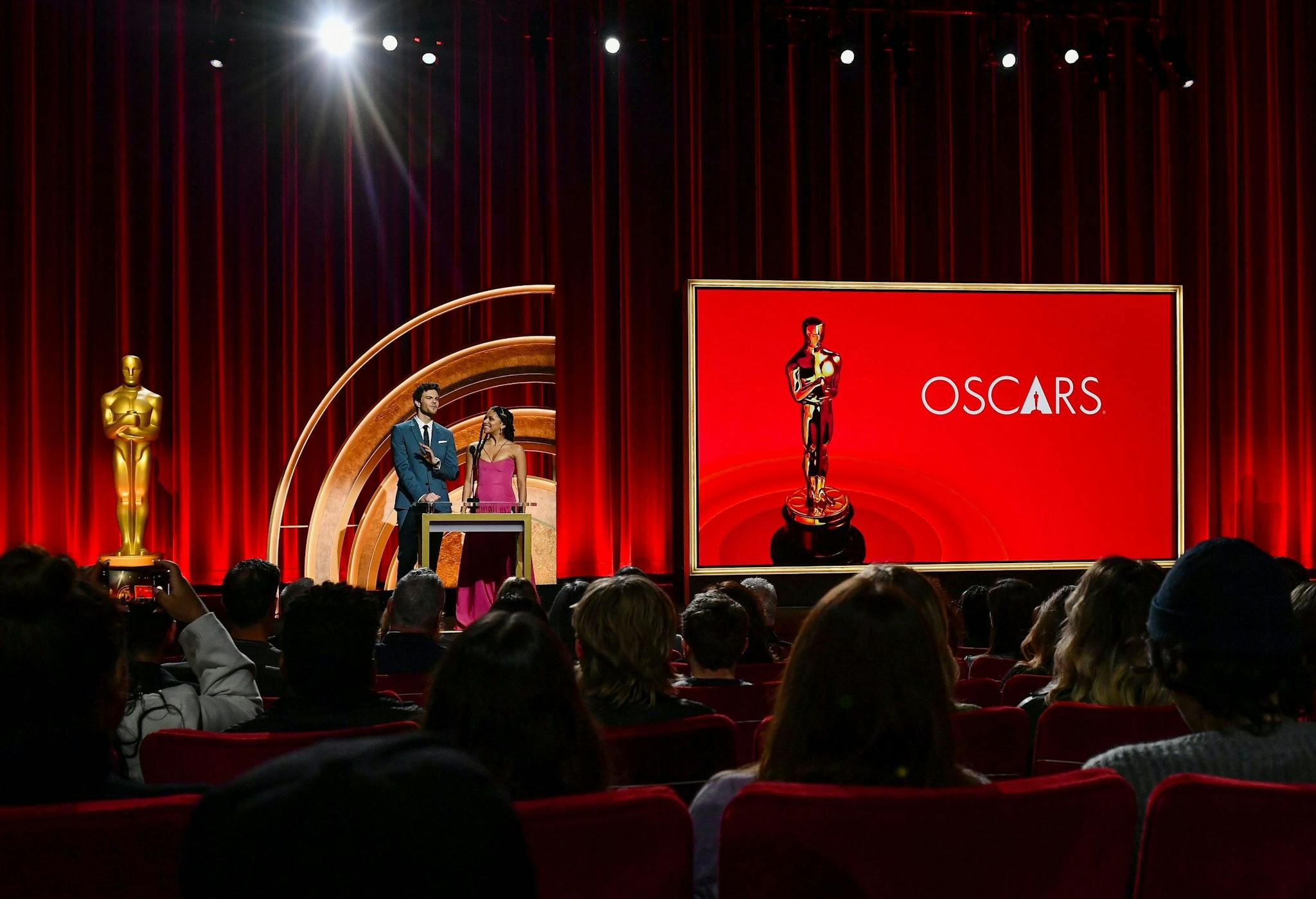 Los actores Jack Quaid y Zazie Beetz durante la lectura de nominados de la edición número 96 de los Oscar