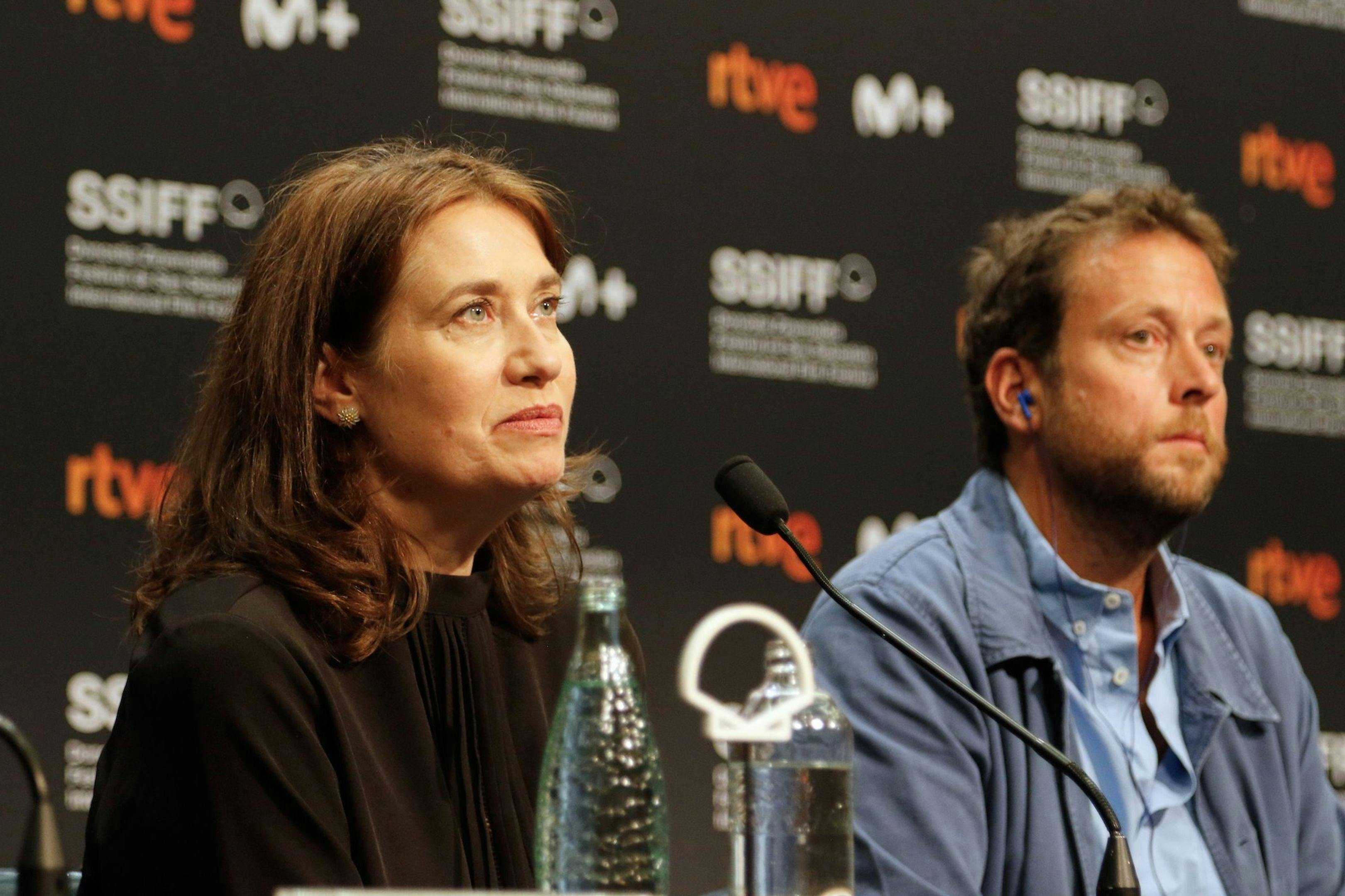 Emmanuelle Devos y Joachim Lafosse, durante la rueda de prensa de 'Un silence' en San Sebastián