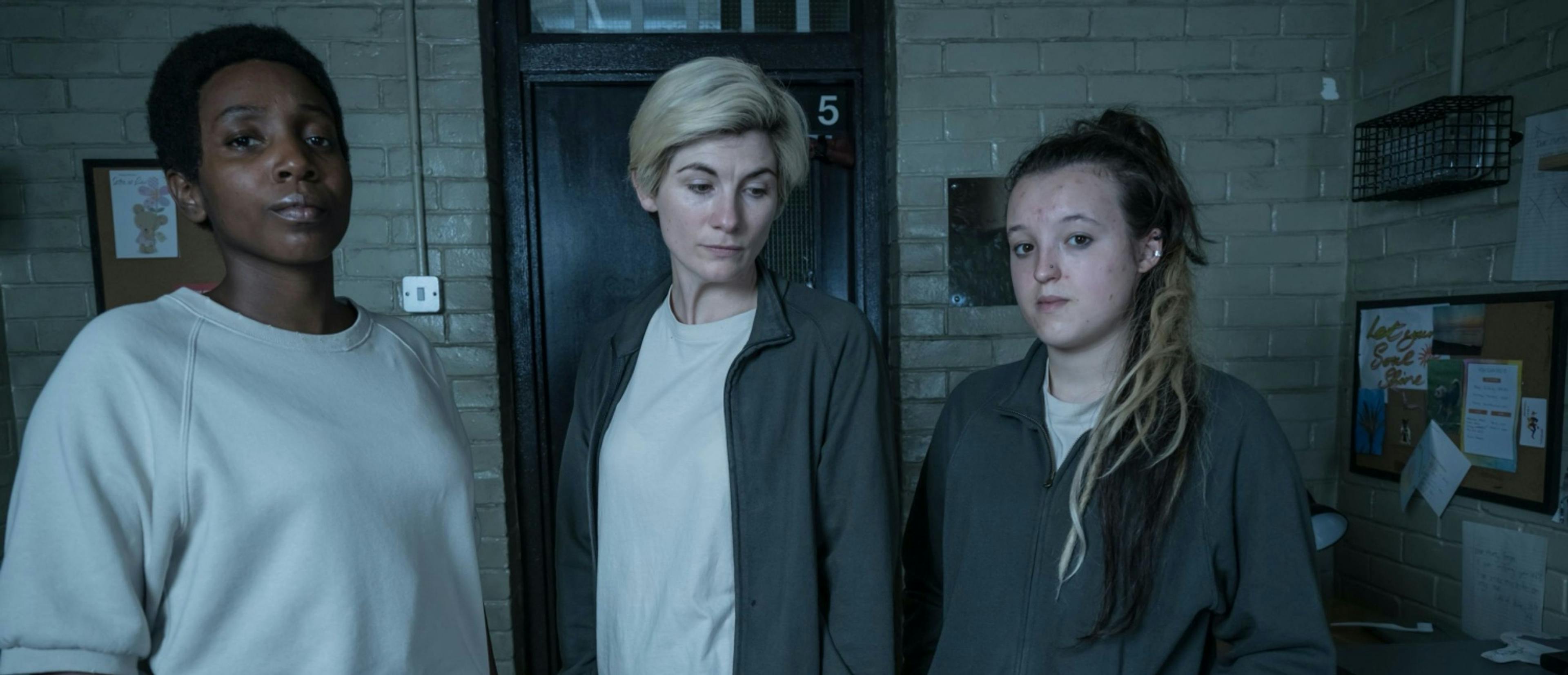Tamara Lawrance, Jodie Whittaker y Bella Ramsay en una imagen de la temporada 2 de 'Condena'.