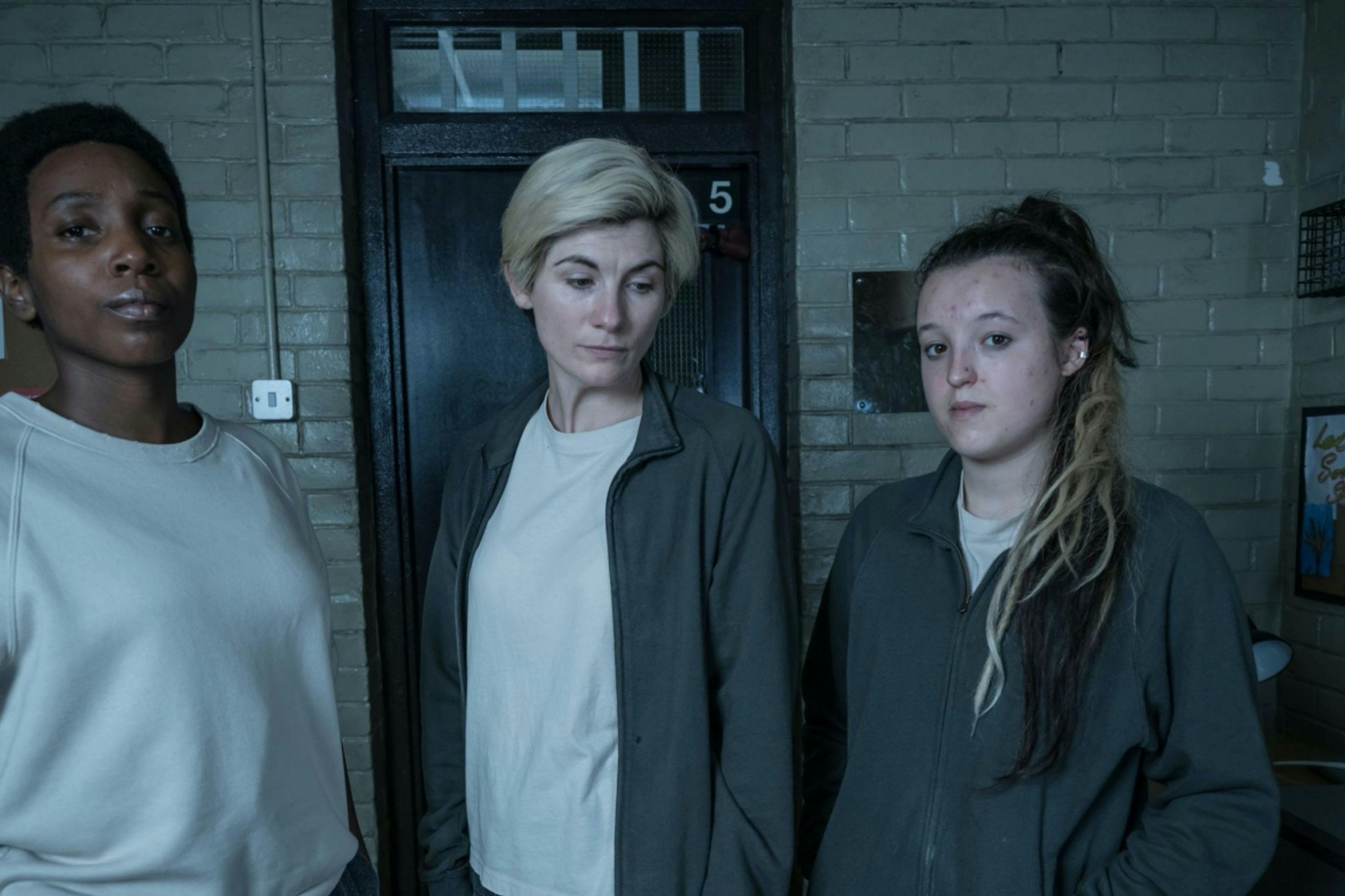 Tamara Lawrance, Jodie Whittaker y Bella Ramsay en una imagen de la temporada 2 de 'Condena'.