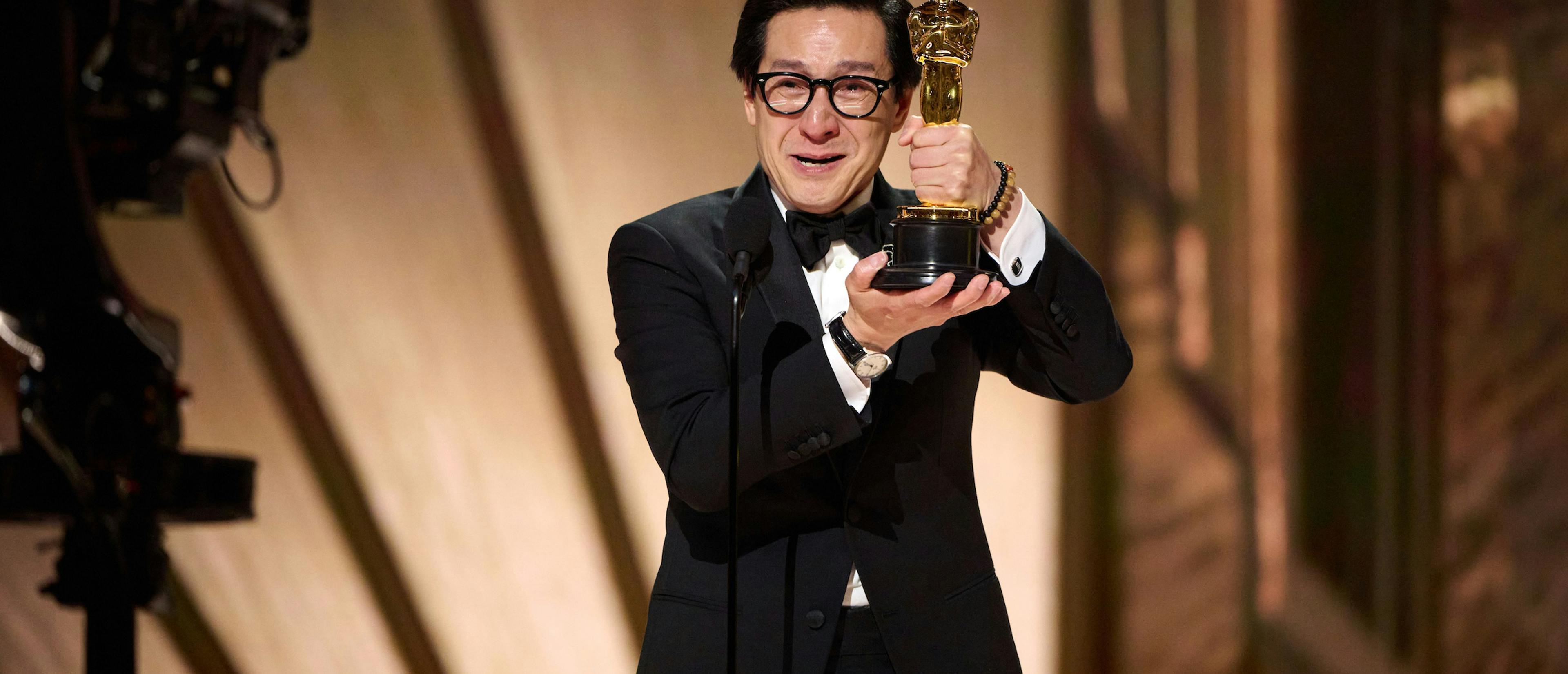 Ke Huy Quan, invitado a ser miembro de la Academia, sostiene su Oscar 2023 al Mejor Actor de reparto por 'Todo a la vez en todas partes'