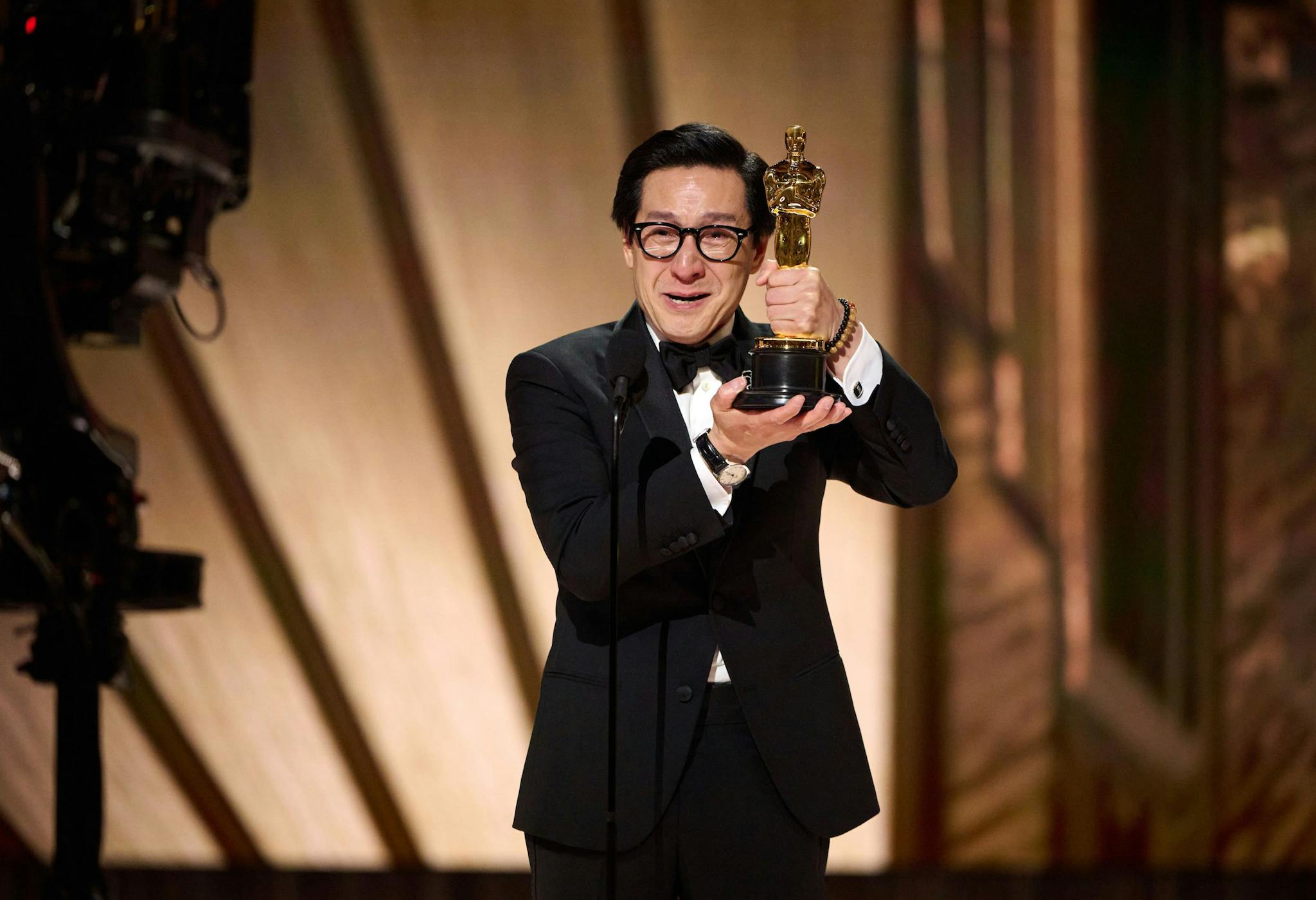 Ke Huy Quan, invitado a ser miembro de la Academia, sostiene su Oscar 2023 al Mejor Actor de reparto por 'Todo a la vez en todas partes'