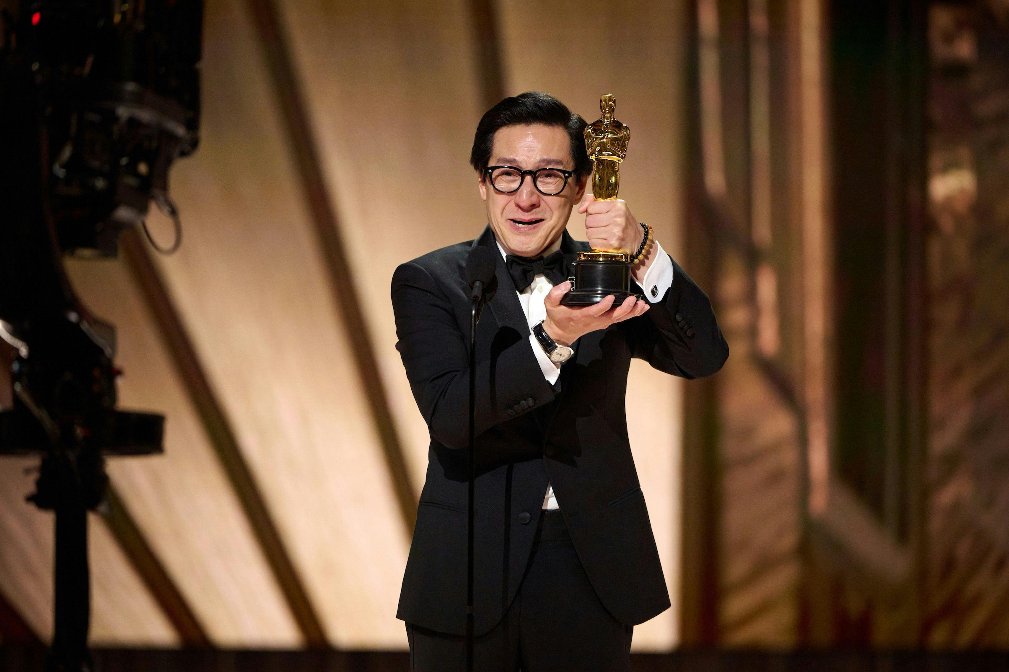 Ke Huy Quan sostiene su Oscar 2023 al Mejor Actor de reparto por 'Todo a la vez en todas partes'