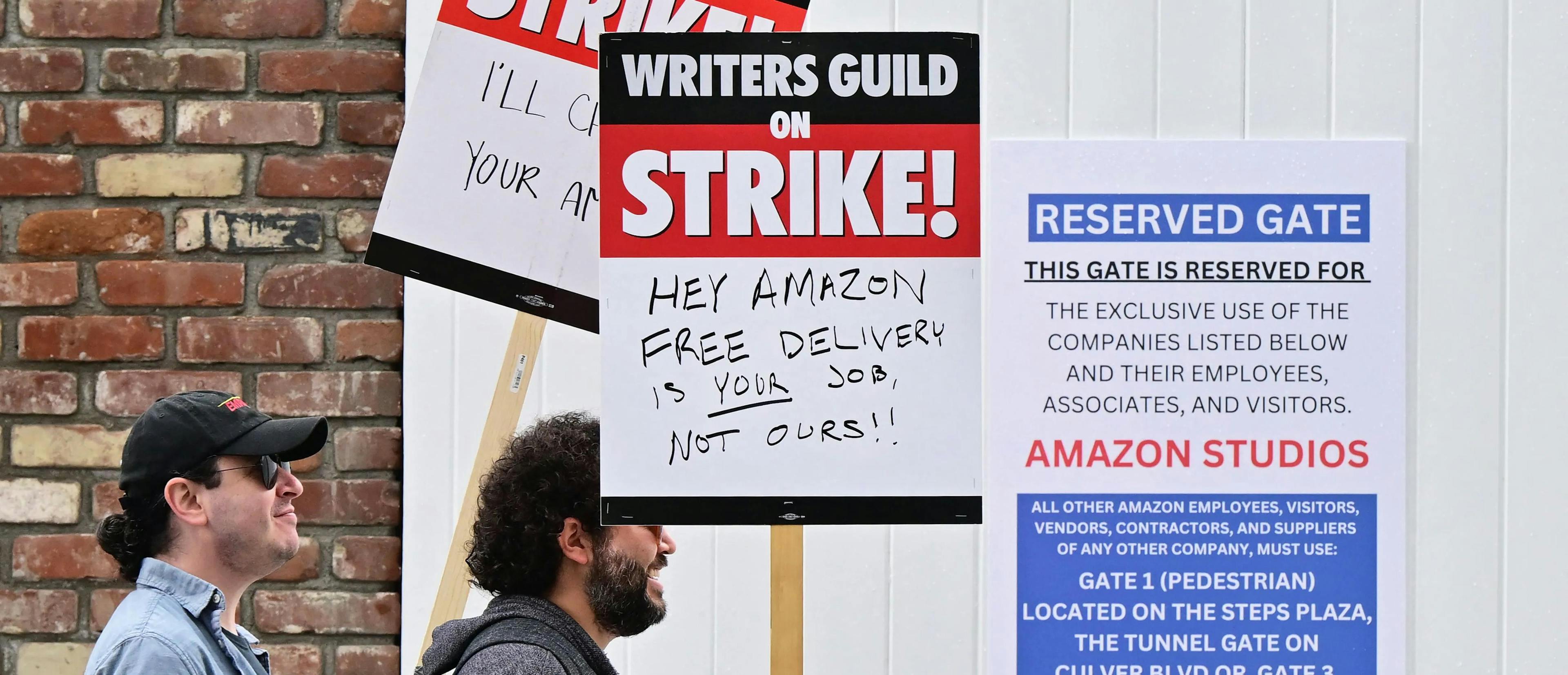 Manifestantes de la huelga de guionistas, ante una de las sedes de Amazon Studios