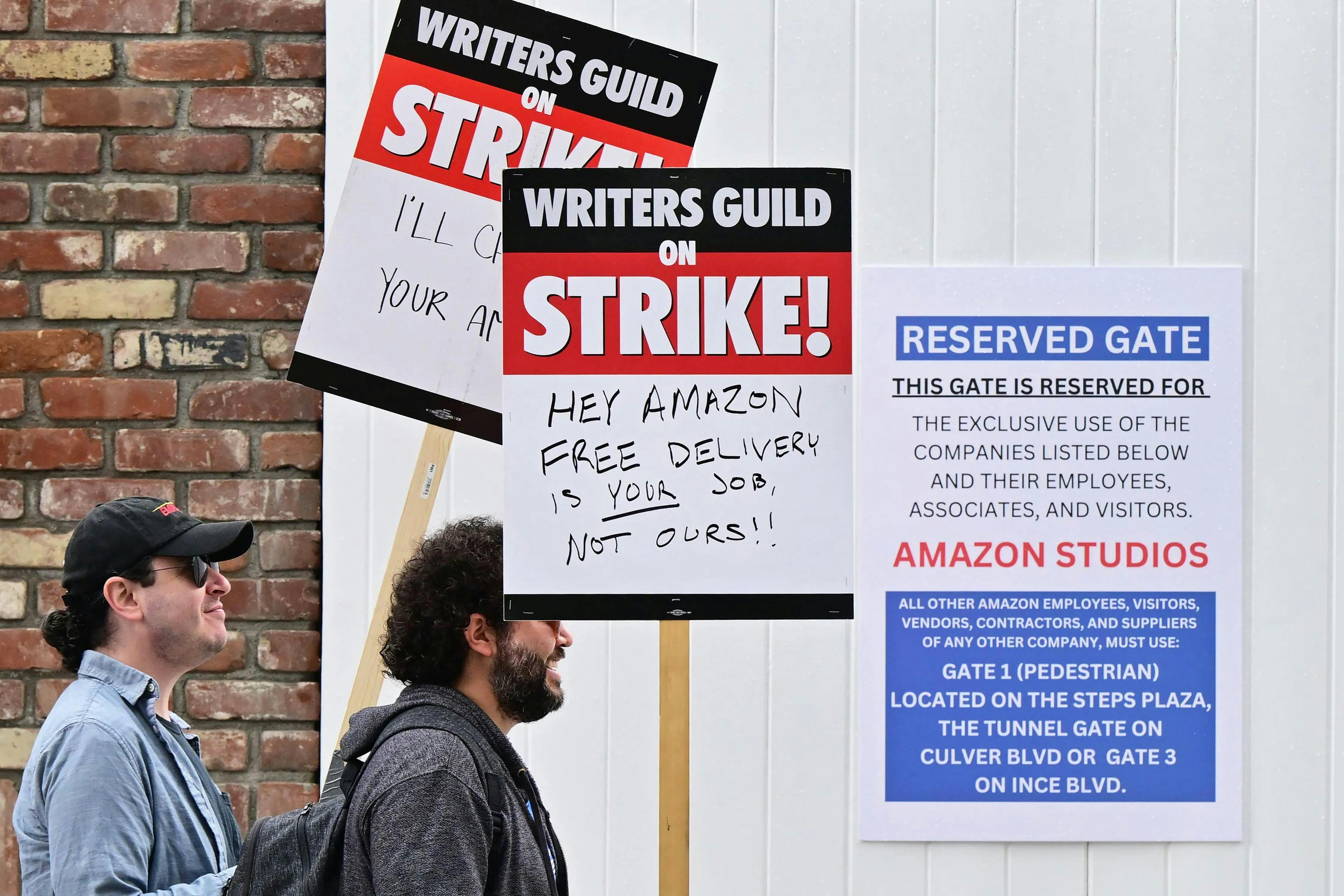 Manifestantes de la huelga de guionistas, ante una de las sedes de Amazon Studios
