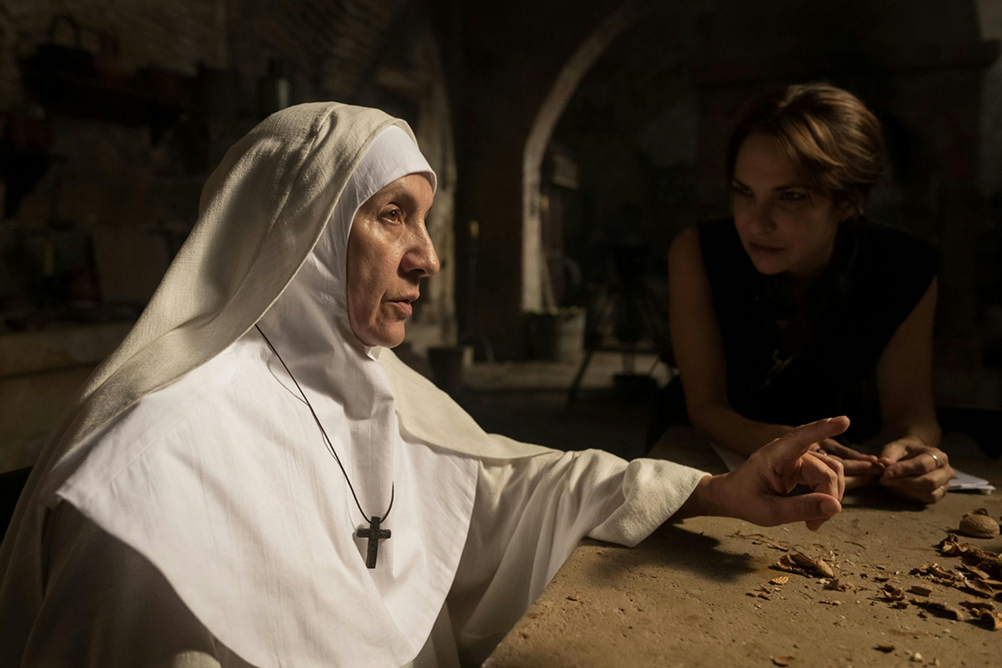 La directora Paula Ortiz y la actriz Blanca Portillo, durante el rodaje de 'Teresa'