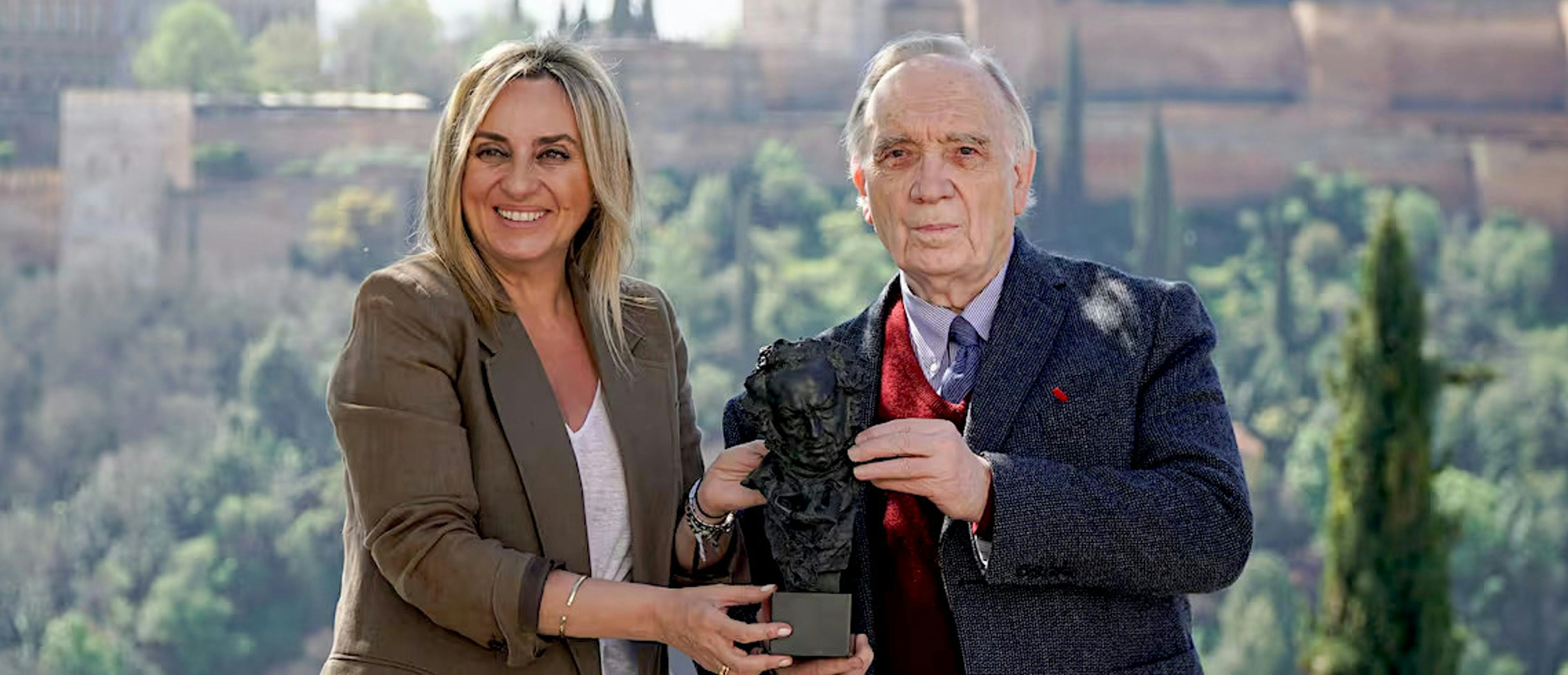La alcaldesa de Granada, Marifrán Carazo, y el presidente de la Academia de Cine, Fernando Méndez Leite, posan con un Goya ante la Alhambra