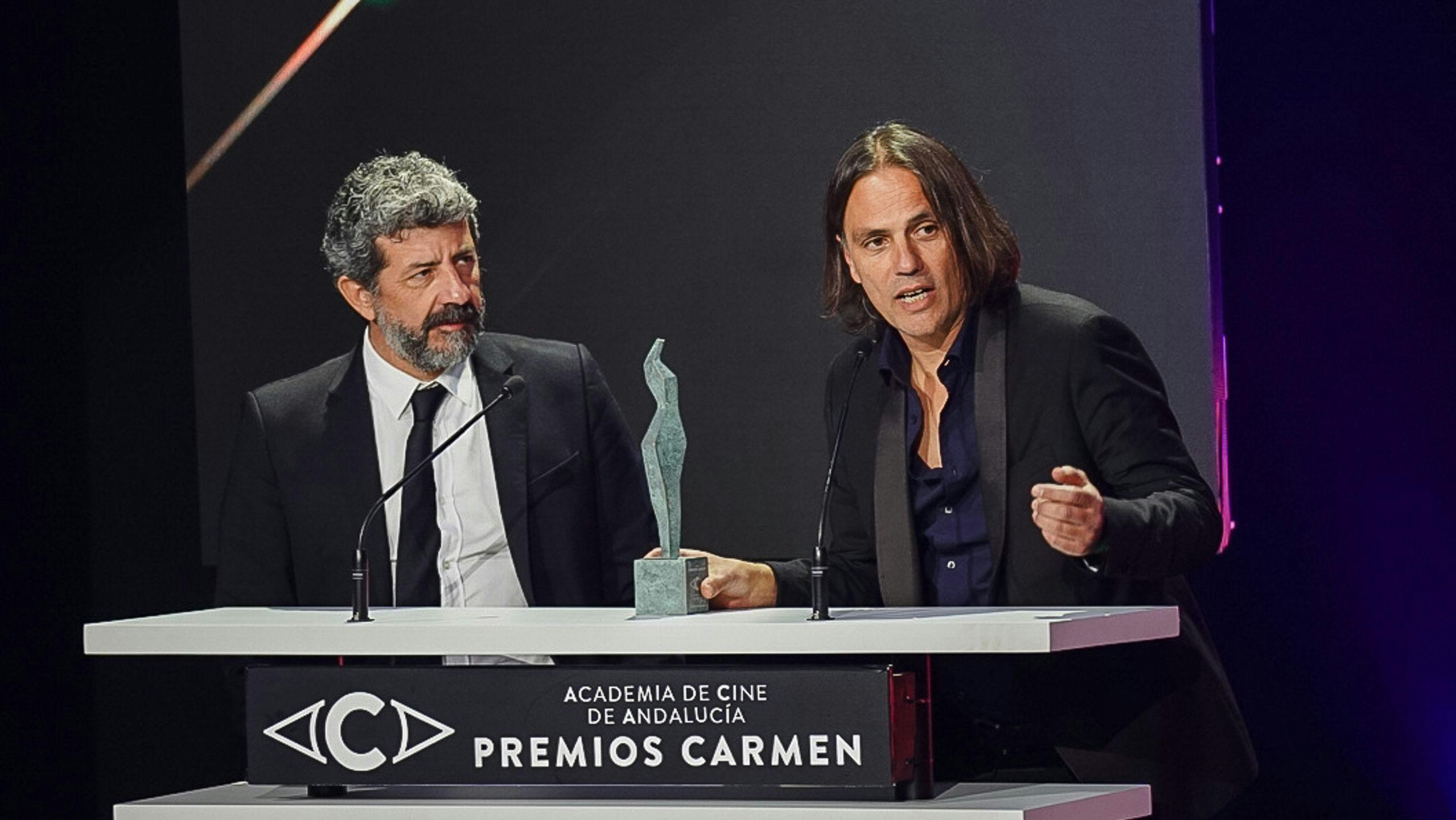 El director Alberto Rodríguez y el guionista Rafael Cobos recogen un premio por 'Modelo 77' en la gala de los II Premios Carmen