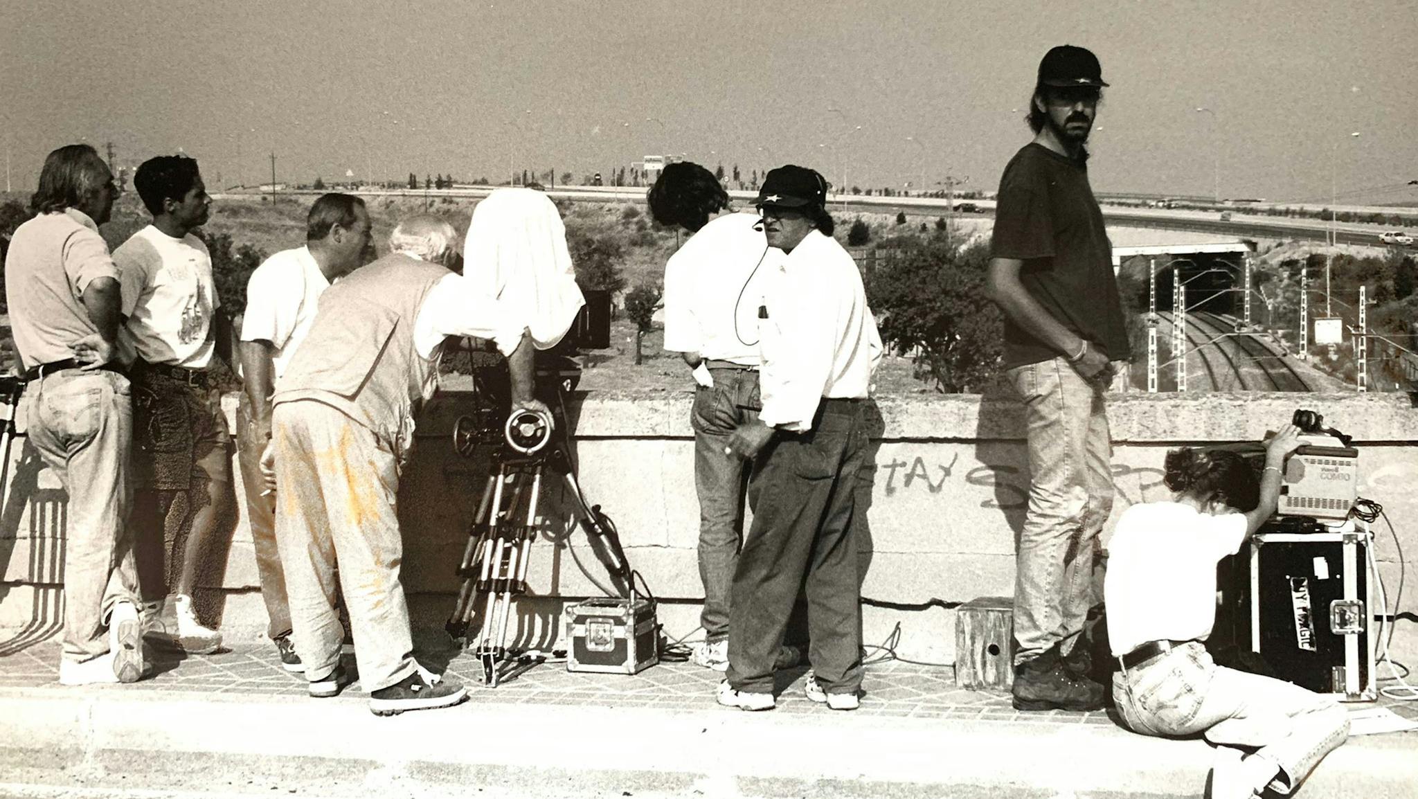 Fotografía del rodaje, con el director de fotografía Alfredo Mayo a la izquierda de la imagen