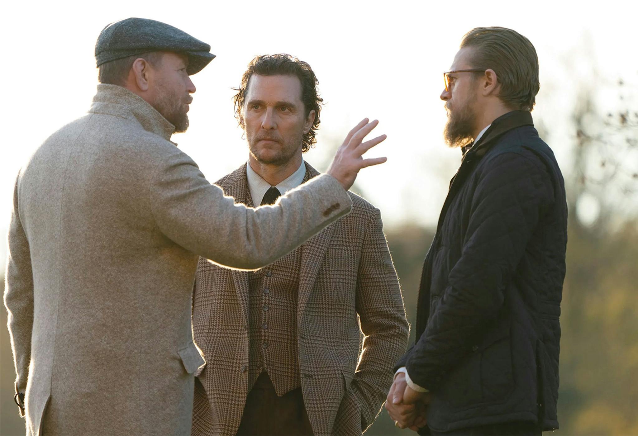 Guy Ritchie, Matthew McConaughey y Charlie Hunnam, en el rodaje de 'The Gentlemen'