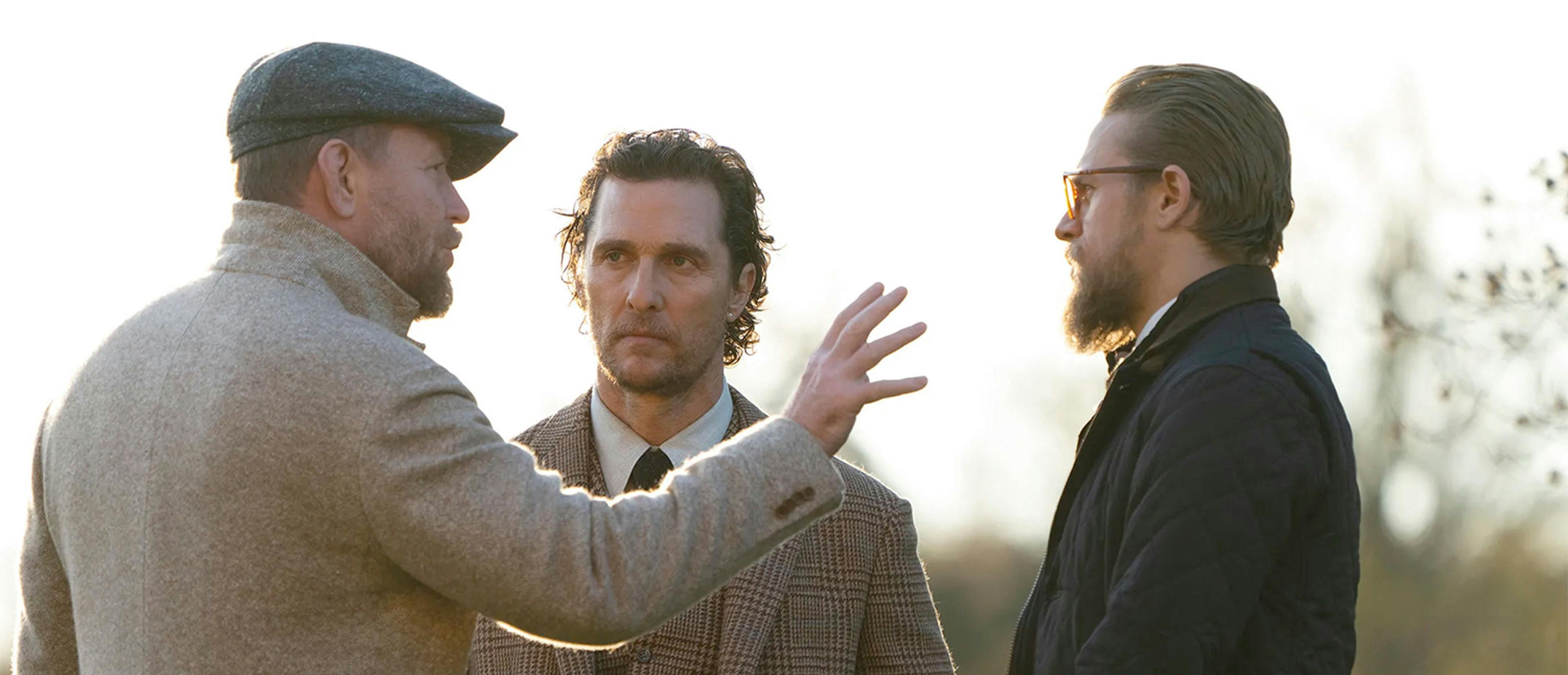 Guy Ritchie, Matthew McConaughey y Charlie Hunnam, en el rodaje de 'The Gentlemen'